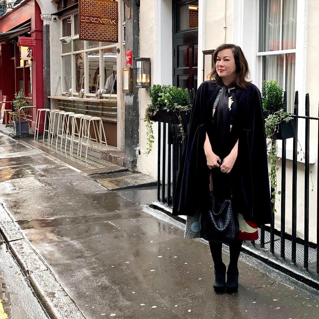 ジェニファー・ティリーさんのインスタグラム写真 - (ジェニファー・ティリーInstagram)「Here I am, standing on a London street like a native! 😊」12月11日 23時56分 - jennifertilly