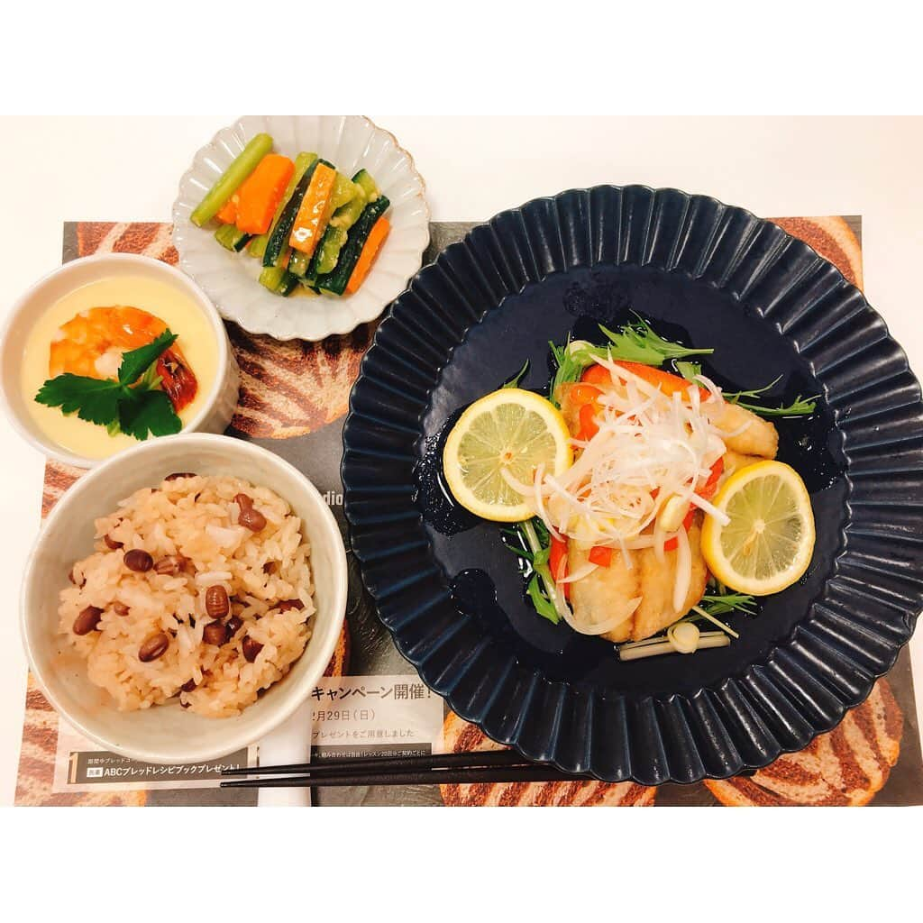 寺田ちひろのインスタグラム：「🍳お料理教室🍳﻿ ﻿ ○鯵の南蛮漬け﻿ ○お赤飯﻿ ○茶碗蒸し﻿ ○野菜のみそ漬け﻿ ﻿ を作りました💕﻿ ﻿ ﻿ 初めて魚の3枚おろしに挑戦したのですが…﻿ ﻿ 考えながら包丁を入れていたら、﻿ 魚を押さえる左手にも力が入ってしまって、﻿ 身をつぶしてしまいそうに💦﻿ ﻿ 苦戦しながらもなんとか完成！！ 写真を撮りながら、 とても感慨深い気持ちになりました😭✨✨笑﻿  味はばっちりでしたよ🥰💕 ﻿ お料理の道も一歩ずつ✨です😆💪﻿ ﻿ ・ ・ #料理 #料理教室 #お料理教室 #鯵の南蛮漬け #3枚おろし #寺田ちひろ #アナウンサー」