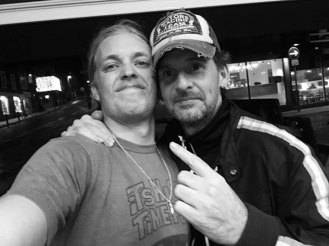 ルーファス・テイラーのインスタグラム：「Got a lot to thank this guy for. Also the most ridiculous drummer I know. Always great to see you brother @garvoid 🍻」