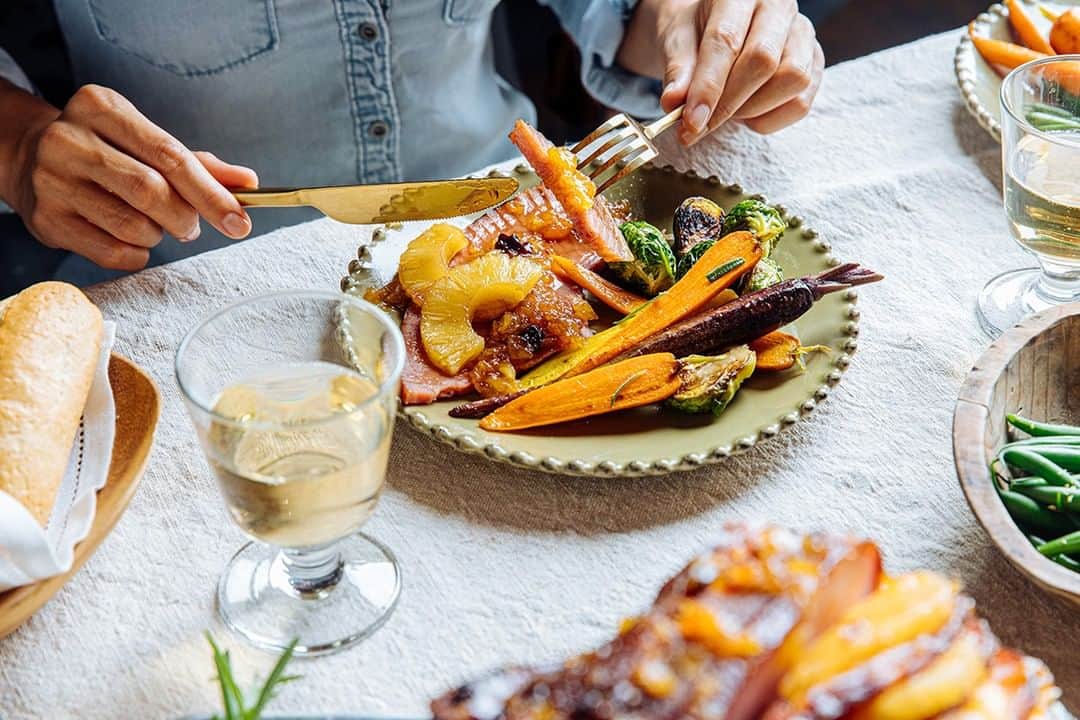 Dole Packaged Foods（ドール）のインスタグラム：「Add some extra pineapple to your holiday ham this year when you try our Pineapple Cherry Glazed Ham.」