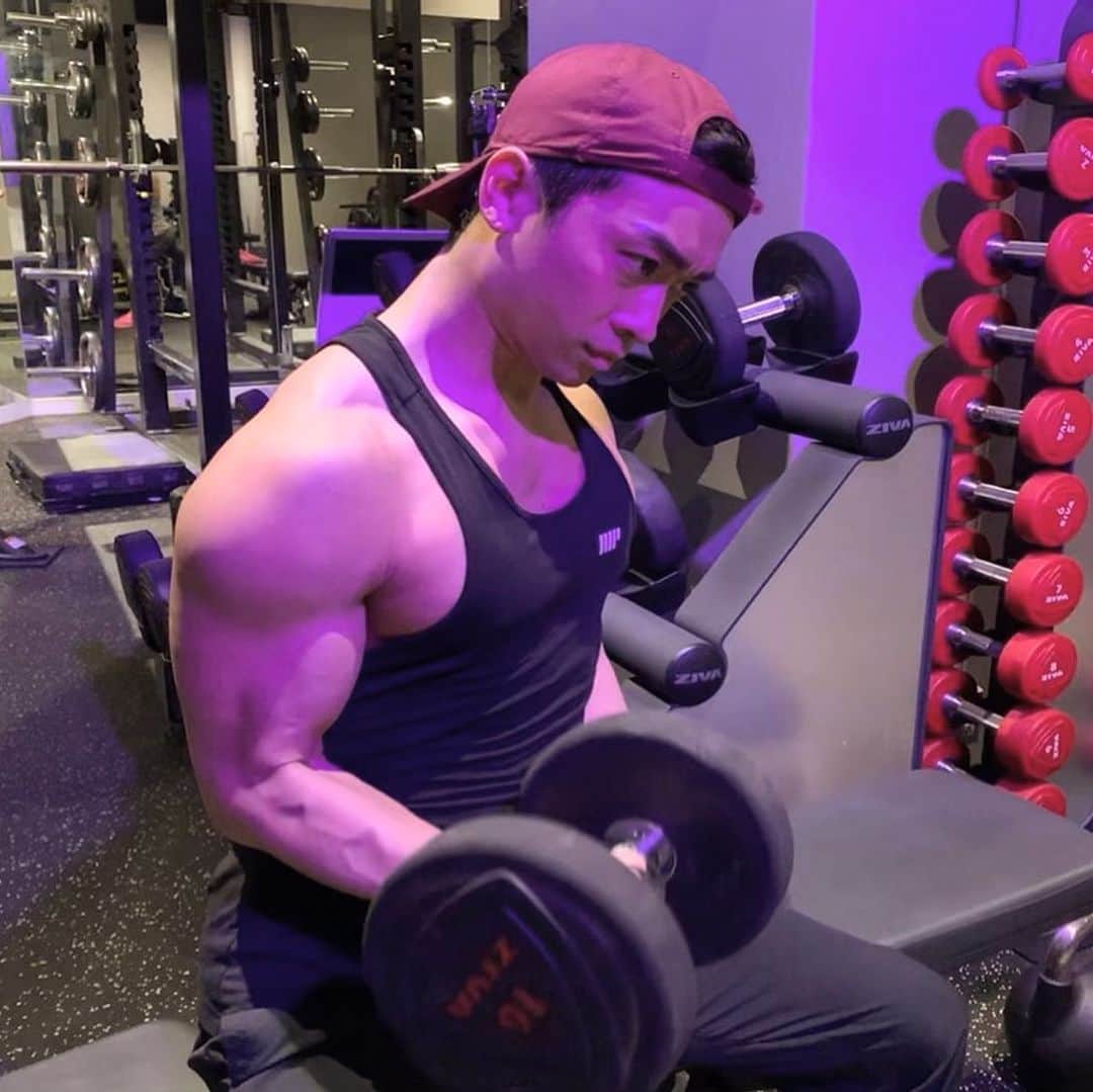 JUNYAのインスタグラム：「メガロス白金台でパーソナルトレーニングを受けてきました💪 以前からお世話になっている福島さんがトレーナーをやっているとのことで丁寧に胸のトレーニングを🤱 施設もとても綺麗でお洒落なライティングも印象的✨ストレッチマシンがあるのが珍しくてすごいよかった😀 なかなか年末はトレーニングサボりがちになりますが、ガッツリ教えてもらえて今日は胸がいっぱいです（笑） @megalosshirokanedai  #mensfashionreport #mensfashion  #mensstyle #mensfitness #fitness #gym #exircise #singersongwriter #musician #singer #mensmodel #menswear #mensapparel #mensclothing #ジム #筋トレ #筋肉 #menshair #mensfitness #歌手 #シンガー #fashion #styles #muscle #マッチョ #hairstyle  #physique」