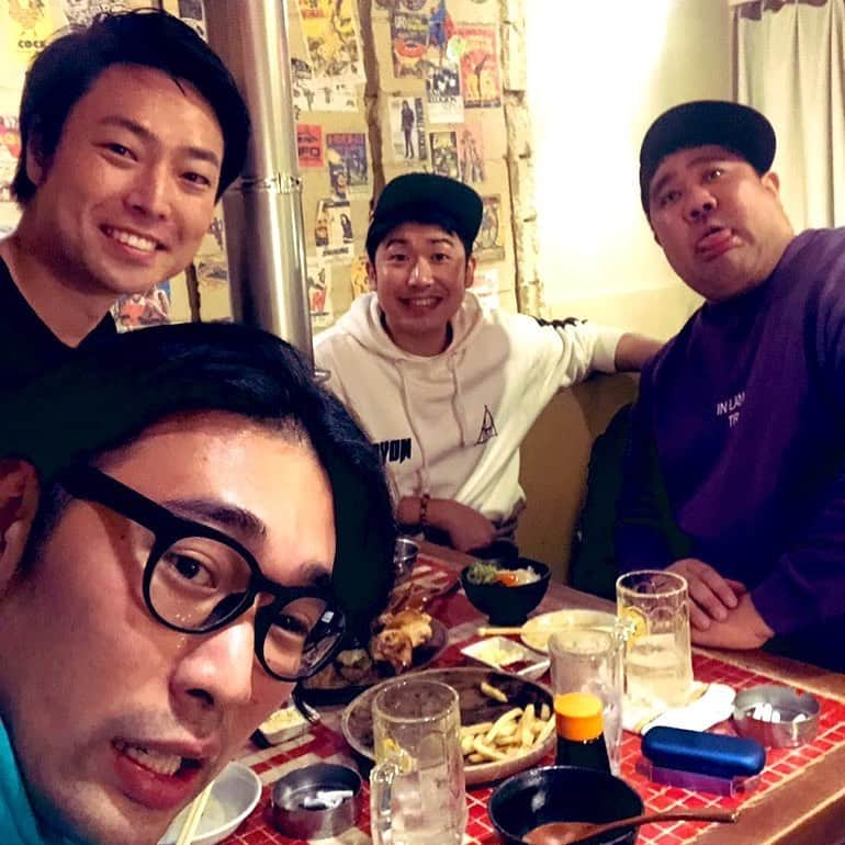 信濃岳夫さんのインスタグラム写真 - (信濃岳夫Instagram)「‪2019年師走。‬ ‪結局後輩と呑んでるのが一番楽しい。‬ ‪#諸見里大介‬ ‪#レイチェル‬ ‪#ビスケットブラザーズ原田‬」12月12日 0時06分 - takeoshinano