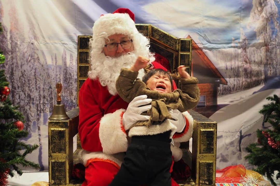 maatamagosanのインスタグラム：「今年もサンタさんと写真撮りました🎄サンタさんめっちゃ困ってる。二枚目は去年の写真。来年は泣かないかな。」
