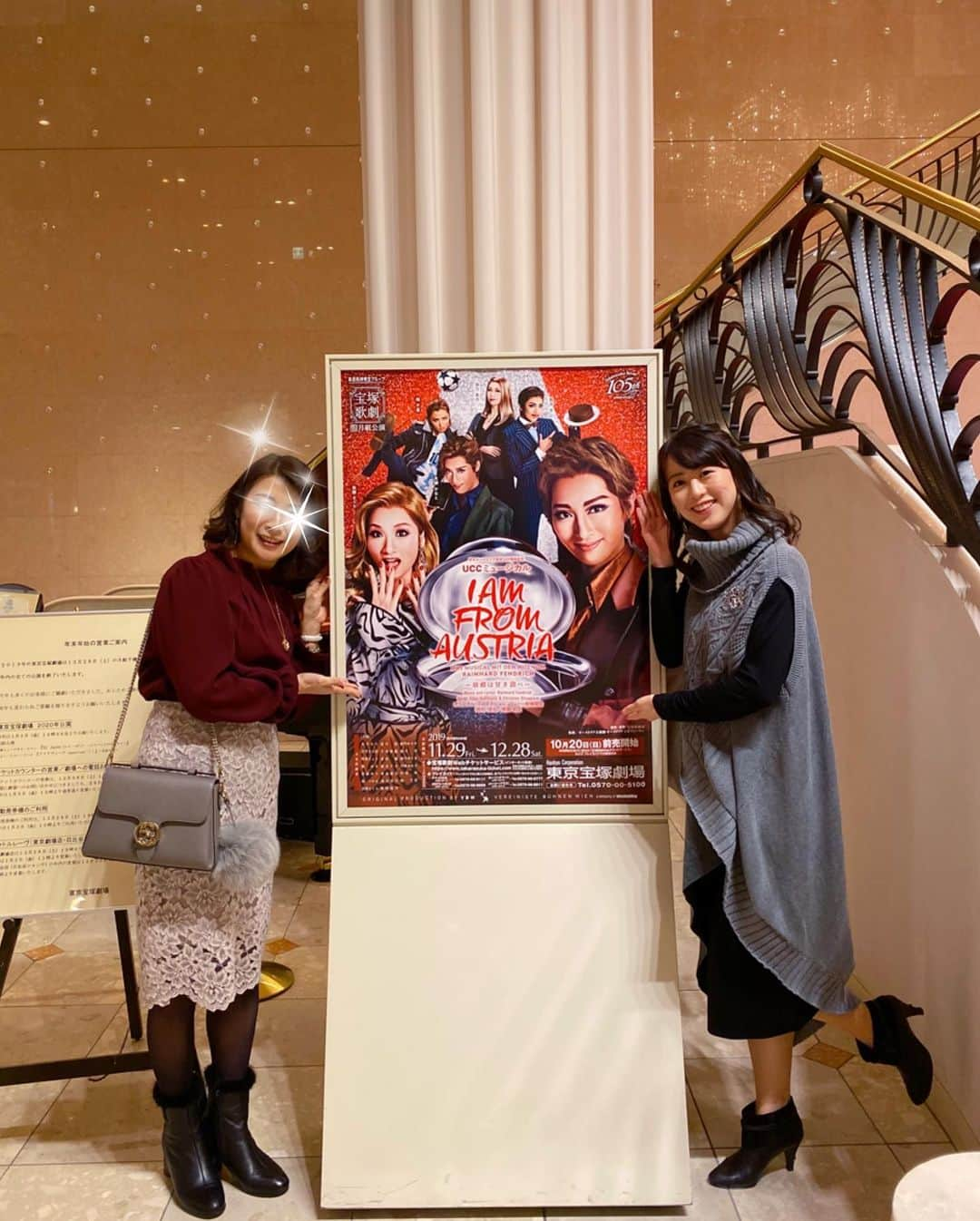 藤本真未さんのインスタグラム写真 - (藤本真未Instagram)「* 宝塚歌劇月組公演 「I AM FROM AUSTRIA －故郷は甘き調べ－」💃🕺 お世話になっているまいさんと観劇してきました😊✨ * このシーズンの劇場ロビーにはクリスマスツリーがあって🎄楽しみの一つです🎅 * 観劇前にオイスターバーで軽くサングリアを飲み🍷 ほろ酔い気分で観劇☺️ そして、観劇後は(公演をご覧になった方は分かると思いますが😁)ザッハトルテが食べたくなり、チョコレートケーキを食べるという🍫🇦🇹最高のコースでした✨ * 👗 @frenchpave_official * #宝塚 #宝塚歌劇 #宝塚歌劇団 #月組 #Takarazuka #IAMFROMAUSTRIA #故郷は甘き調べ #観劇 #ミュージカル #東京宝塚劇場 #日比谷 #藤本真未 #frenchpave #フレンチパヴェ」12月12日 0時13分 - manamifujimoto108