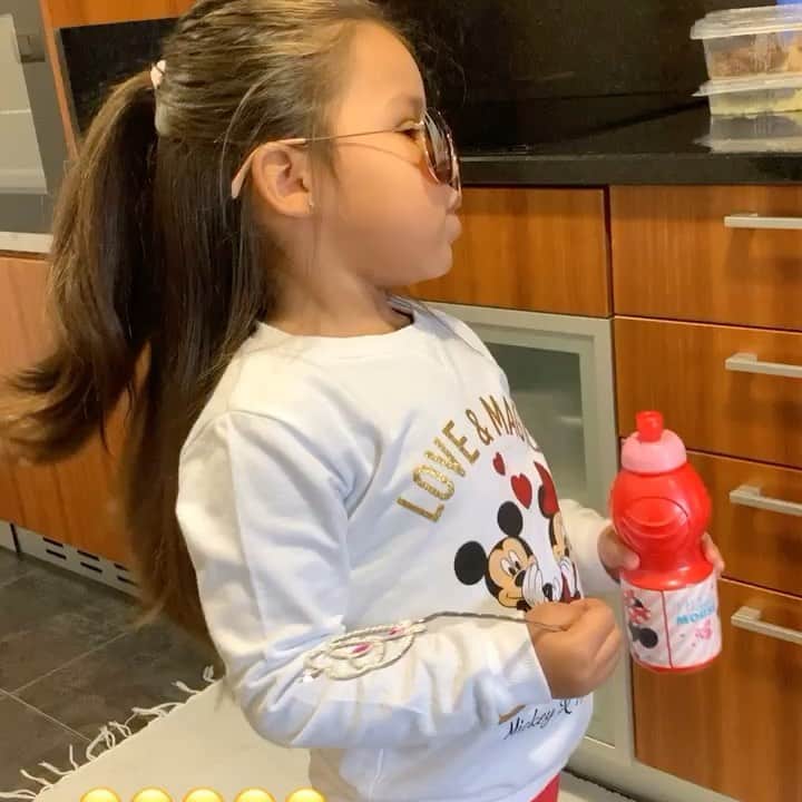 アデルラン・サントスのインスタグラム：「💚💚💚😂😂 aí  aí minha filha ousada 💁‍♀️」