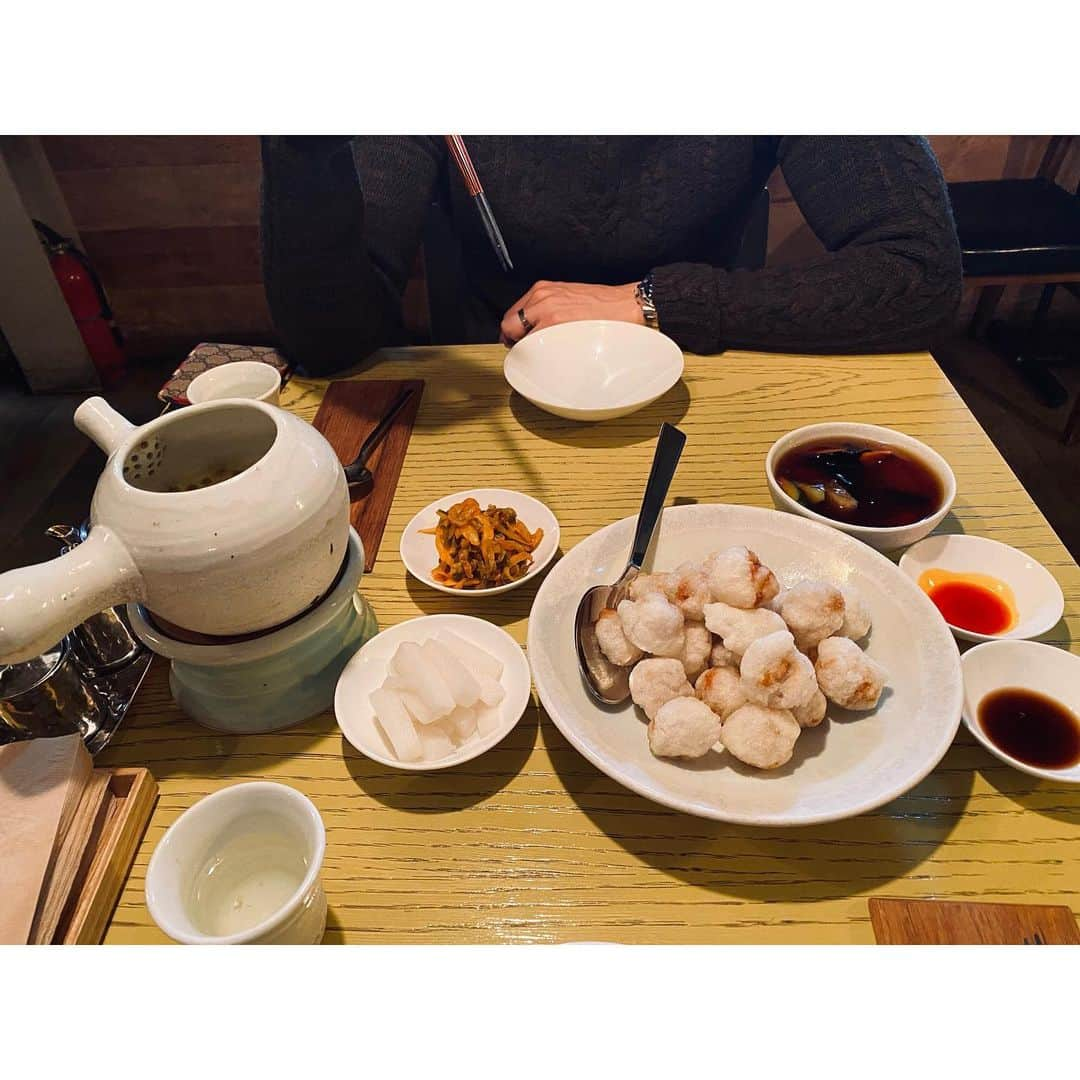 カン・ヘヨンさんのインスタグラム写真 - (カン・ヘヨンInstagram)「오늘의 하루♥️ 오늘의 #망두한끼 맛집투어♥️ 요즘은 또 뭘해도 재미 없어서 오빠랑 맛집 찾아다니고 맛있게 먹는 행복에 삽니다  내가 진짜 좋아하는 #청담 #더라운드 !!!!!!! 비리지않는 #베이징덕 쫀득쫀득 #찹쌀탕수육 🍽 찹쌀탕수육이 진짜 최고. 최고 인천 차이나타운 탕수육보다 몇배는 맛있👍🏼 쌀 한톨듀 안남기고 싹싹 다비워버렸또  마지막 사진은 미세먼지에 멍한 혜여니😷」12月12日 0時21分 - mangdoo_noona