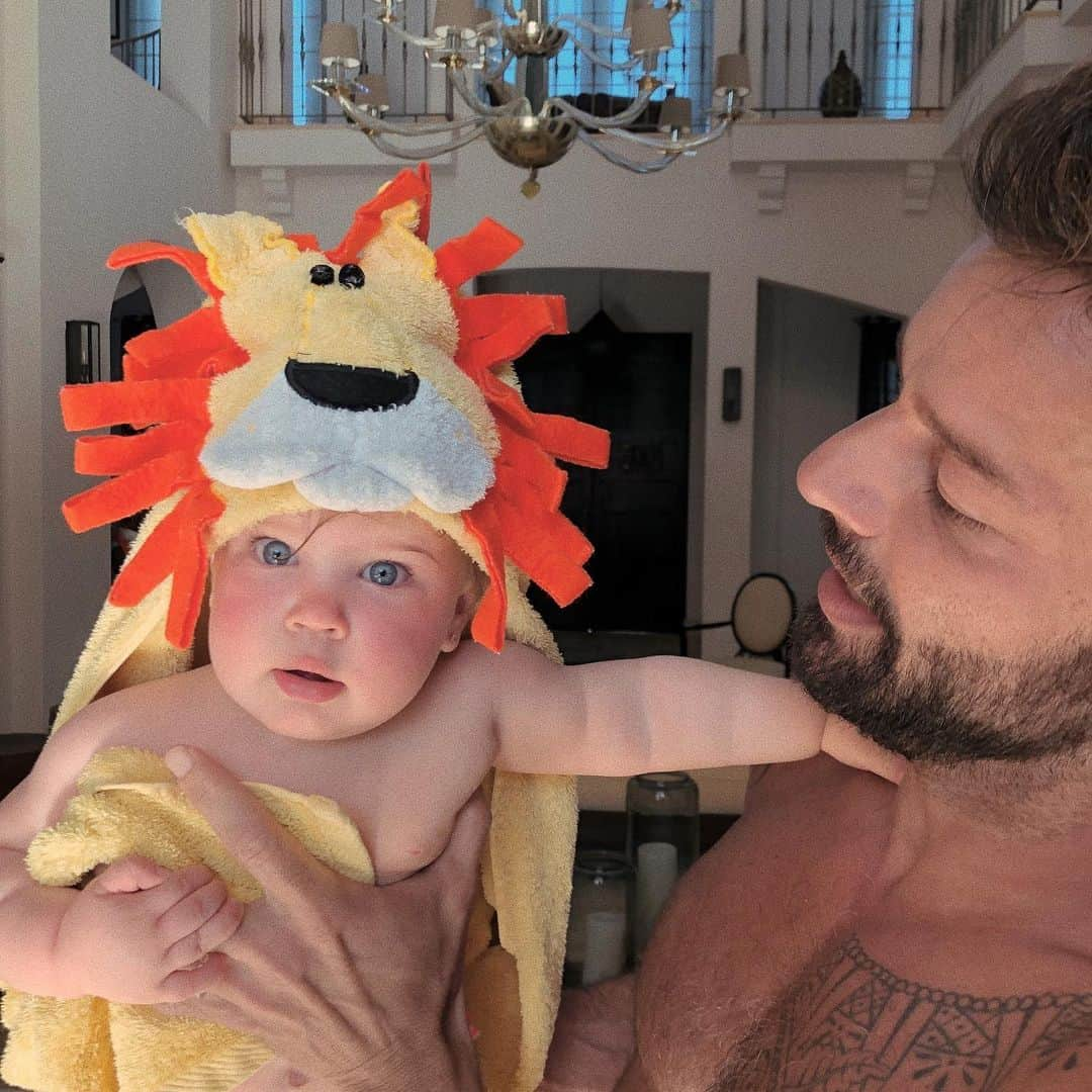 リッキー・マーティンさんのインスタグラム写真 - (リッキー・マーティンInstagram)「La dueña de mis sueños. #BabyLucia」12月12日 0時22分 - ricky_martin