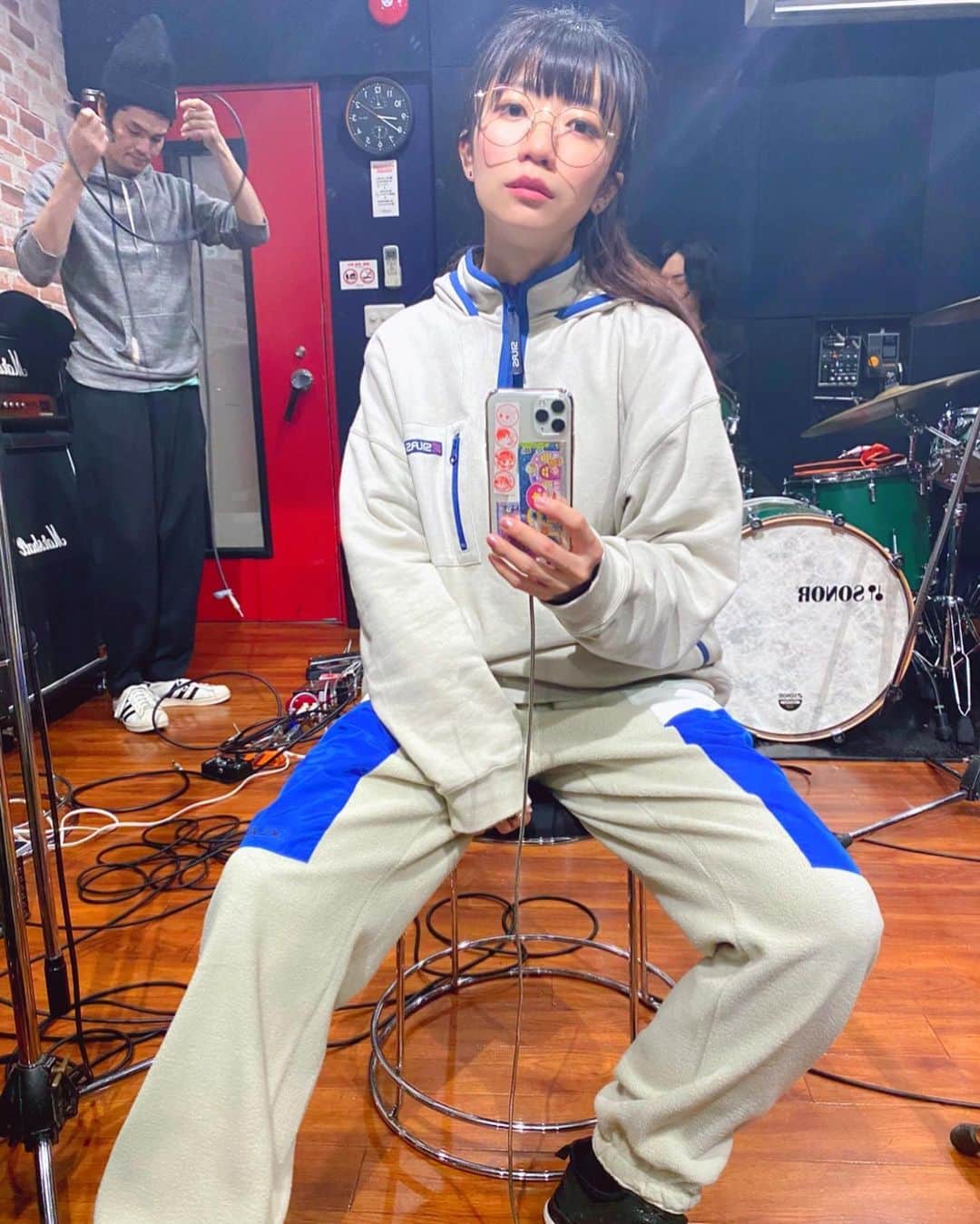 ぱいぱいでか美のインスタグラム：「なんか宇宙服みたいで可愛い〜のと腹立つ顔 ꙳ #tops #silasandmaria  #bottoms #xlarge #俺はインスタグラマーになりてぇ ꙳ 宇宙服みたーい可愛いー！と思ってゲットした SILASのトップスと、 宇宙服みたーい可愛いー！と思ってゲットした XLARGEのパンツ。 合わせてみたら宇宙服みたいで可愛くなりました！(足し算) 色味も似てたからセットアップ風にできて嬉しい❤︎ あと両方暖かい！ありがたい！ バンドメンバーがセッティングしてる間自撮りしてる女！ 他撮りもさせる女！」