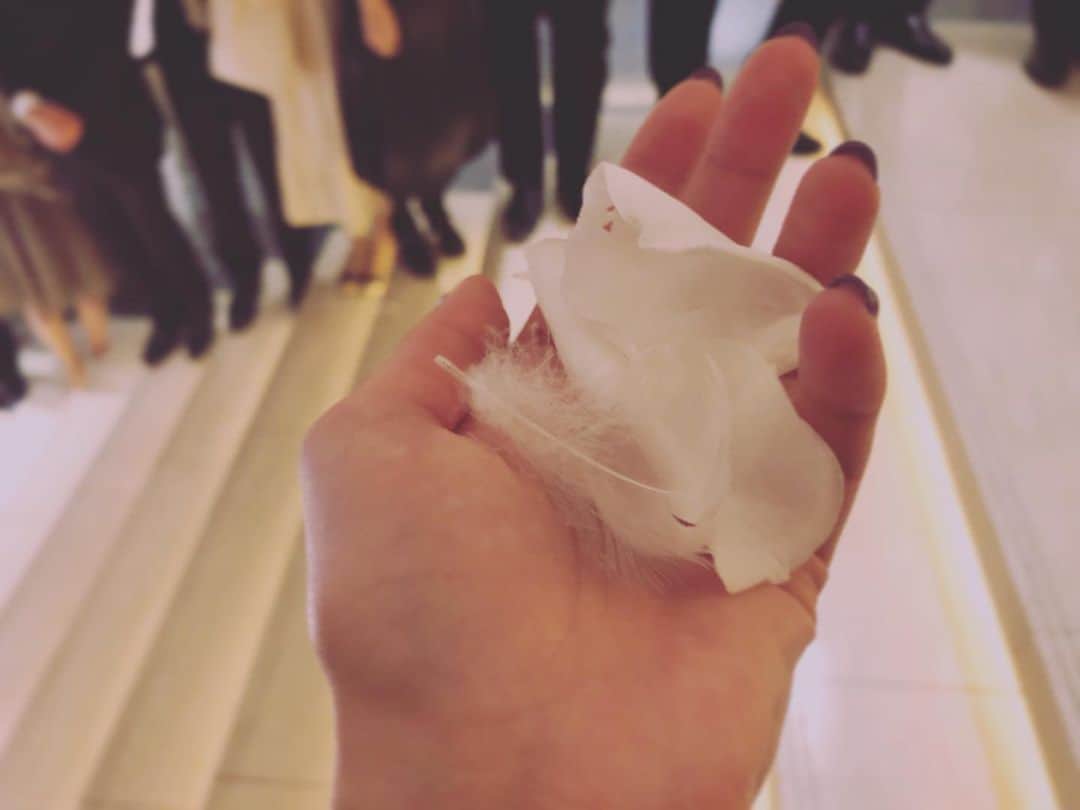 のインスタグラム：「幸せあったかくて良い日でした〜🕊 . 絶対に泣いちゃうと思ったけど、ずっとニコニコだった〜❣️ . . . #happywedding #20191130 #いいみりんの日」