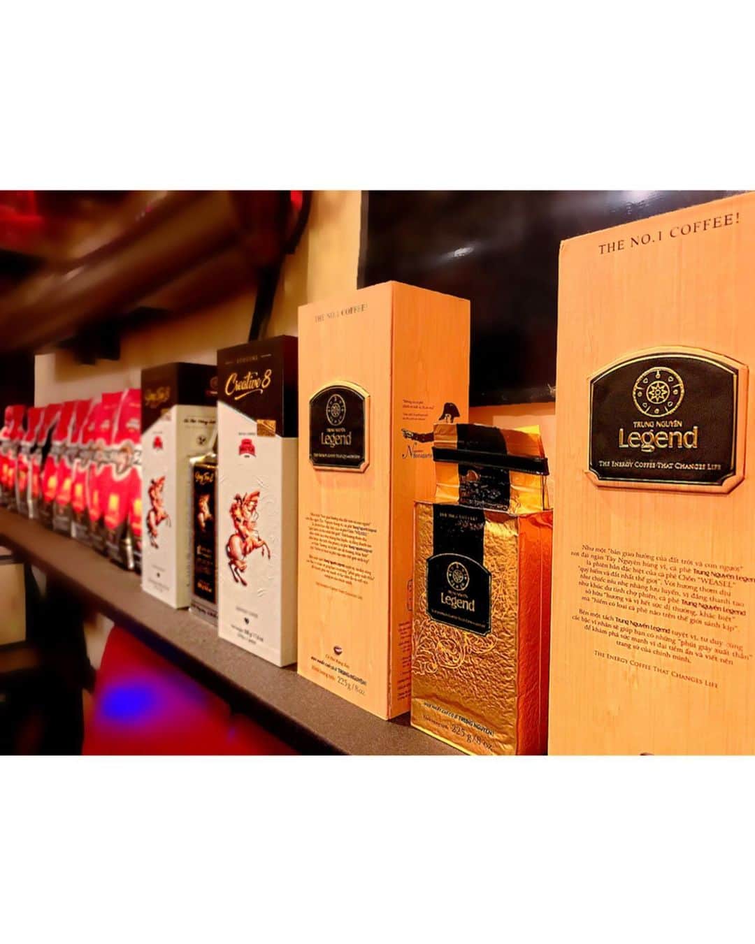 百合華さんのインスタグラム写真 - (百合華Instagram)「京都寺町にある本格ベトナムコーヒーが飲めるカフェ『Re:CAFE』#@recafekyotoにてまったりタイム☕️🇻🇳💕 ﻿ ﻿ 今回はベトナムコーヒーの高級ブランド『Trung Nguyen Coffee』の、最高級コーヒー『Legend』専用ベンジャロン焼きコーヒーカップを御用意致しました🥰﻿ ﻿ 百合譁がタイで一目惚れしたタイ王室御用達のベンジャロン焼きの陶磁器は、目で観て唇で感じることの出来るとっても素敵な芸術作品✨﻿ ﻿ 当店ではベトナムで買い付けている『No.5(450yen)』『No.8(800yen)』『Legend(1,500yen)』の３種類のベトナムコーヒーを御用意しております🎶﻿ ﻿ 特に、麝香猫の糞から採取された幻のコーヒー豆『コピルアク』を80%ブレンドした最高級コーヒー『Legend』の豊潤な薫りと深い味わいは百合譁的に世界で１番美味しい至福の一杯❤️ ﻿ ﻿ 拘りのコーヒーをお求めの方は是非１度御賞味くださいませ☕️💕 ﻿ ﻿ #京都﻿ #京都カフェ﻿ #kyotocafe ﻿ #カフェ﻿ #cafe ﻿ #recafe﻿ #@recafekyoto ﻿ #コーヒー﻿ #ベトナムコーヒー﻿ #ベトナムコーヒー専門店 ﻿ #豊潤 ﻿ #最高級﻿ #タイ王室御用達 ﻿ #ベンジャロン焼き ﻿ #芸術作品﻿ #コーヒーカップ﻿ #カップ﻿ #カップアンドソーサー﻿ #レジェンド﻿ #legend ﻿ #ジャコウネコ﻿ #ジャコウネココーヒー ﻿ #麝香猫﻿ #コピルアク ﻿ #幻のコーヒー﻿ #私服の一杯」12月11日 15時22分 - yurika.lovelily