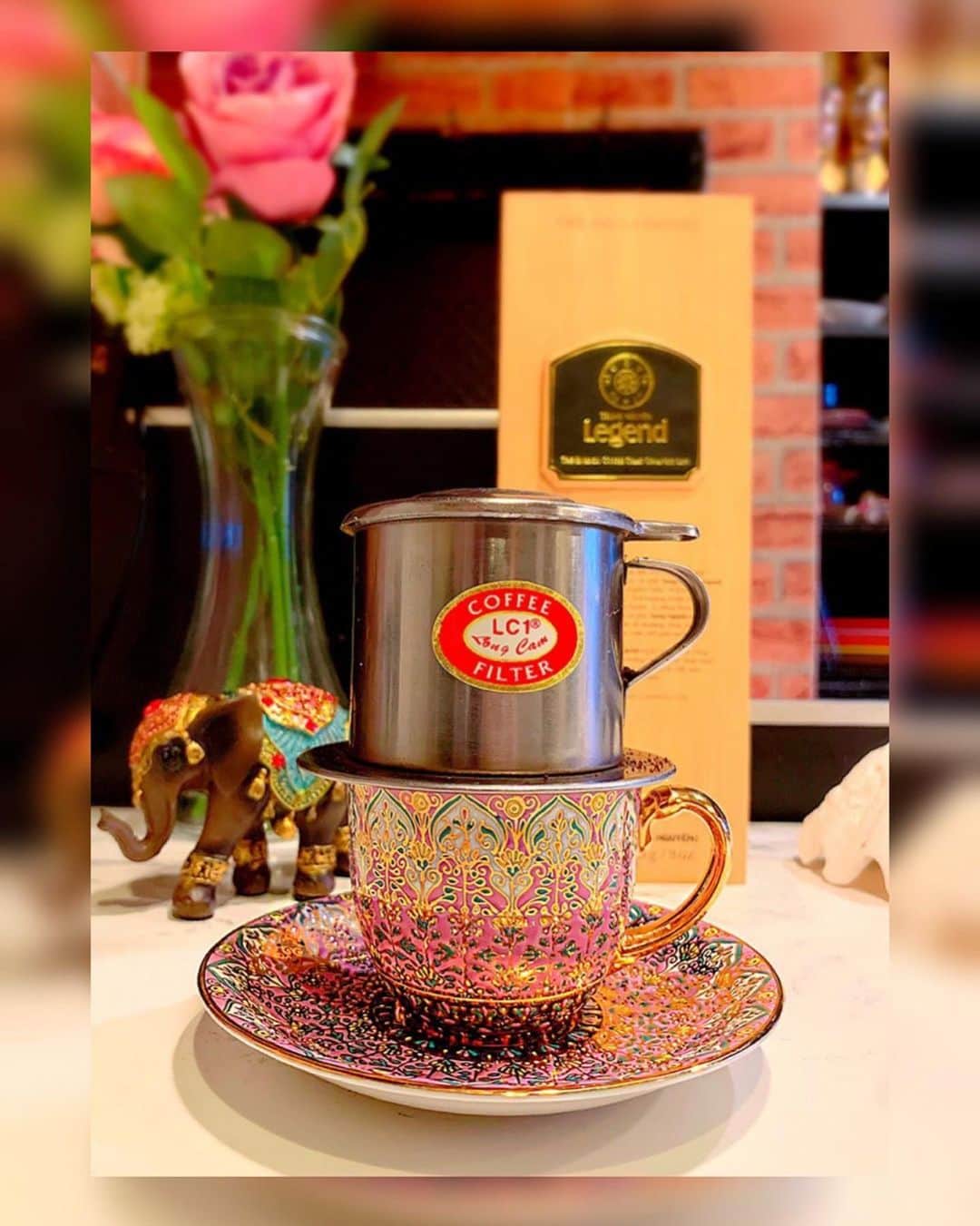 百合華さんのインスタグラム写真 - (百合華Instagram)「京都寺町にある本格ベトナムコーヒーが飲めるカフェ『Re:CAFE』#@recafekyotoにてまったりタイム☕️🇻🇳💕 ﻿ ﻿ 今回はベトナムコーヒーの高級ブランド『Trung Nguyen Coffee』の、最高級コーヒー『Legend』専用ベンジャロン焼きコーヒーカップを御用意致しました🥰﻿ ﻿ 百合譁がタイで一目惚れしたタイ王室御用達のベンジャロン焼きの陶磁器は、目で観て唇で感じることの出来るとっても素敵な芸術作品✨﻿ ﻿ 当店ではベトナムで買い付けている『No.5(450yen)』『No.8(800yen)』『Legend(1,500yen)』の３種類のベトナムコーヒーを御用意しております🎶﻿ ﻿ 特に、麝香猫の糞から採取された幻のコーヒー豆『コピルアク』を80%ブレンドした最高級コーヒー『Legend』の豊潤な薫りと深い味わいは百合譁的に世界で１番美味しい至福の一杯❤️ ﻿ ﻿ 拘りのコーヒーをお求めの方は是非１度御賞味くださいませ☕️💕 ﻿ ﻿ #京都﻿ #京都カフェ﻿ #kyotocafe ﻿ #カフェ﻿ #cafe ﻿ #recafe﻿ #@recafekyoto ﻿ #コーヒー﻿ #ベトナムコーヒー﻿ #ベトナムコーヒー専門店 ﻿ #豊潤 ﻿ #最高級﻿ #タイ王室御用達 ﻿ #ベンジャロン焼き ﻿ #芸術作品﻿ #コーヒーカップ﻿ #カップ﻿ #カップアンドソーサー﻿ #レジェンド﻿ #legend ﻿ #ジャコウネコ﻿ #ジャコウネココーヒー ﻿ #麝香猫﻿ #コピルアク ﻿ #幻のコーヒー﻿ #私服の一杯」12月11日 15時22分 - yurika.lovelily