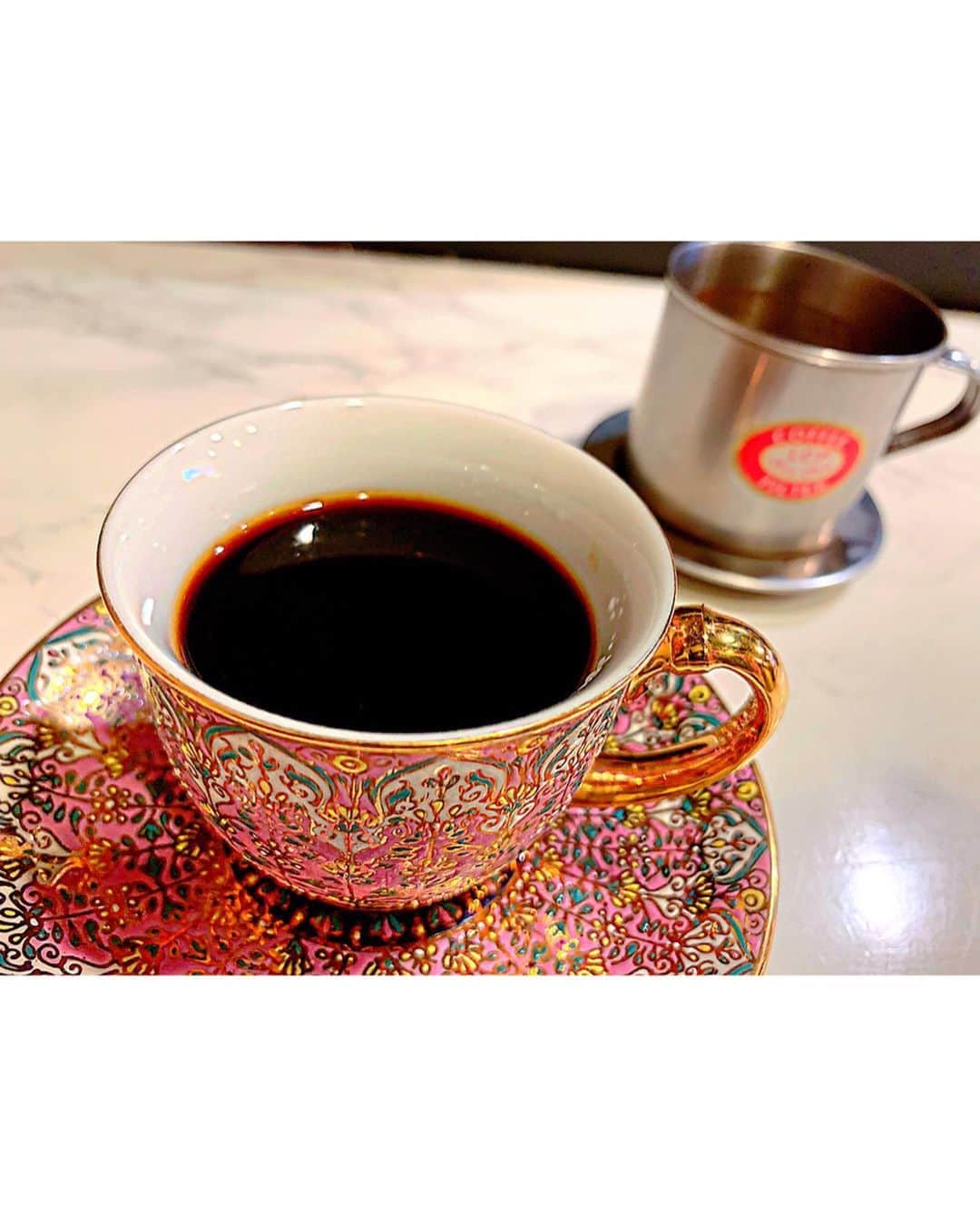 百合華さんのインスタグラム写真 - (百合華Instagram)「京都寺町にある本格ベトナムコーヒーが飲めるカフェ『Re:CAFE』#@recafekyotoにてまったりタイム☕️🇻🇳💕 ﻿ ﻿ 今回はベトナムコーヒーの高級ブランド『Trung Nguyen Coffee』の、最高級コーヒー『Legend』専用ベンジャロン焼きコーヒーカップを御用意致しました🥰﻿ ﻿ 百合譁がタイで一目惚れしたタイ王室御用達のベンジャロン焼きの陶磁器は、目で観て唇で感じることの出来るとっても素敵な芸術作品✨﻿ ﻿ 当店ではベトナムで買い付けている『No.5(450yen)』『No.8(800yen)』『Legend(1,500yen)』の３種類のベトナムコーヒーを御用意しております🎶﻿ ﻿ 特に、麝香猫の糞から採取された幻のコーヒー豆『コピルアク』を80%ブレンドした最高級コーヒー『Legend』の豊潤な薫りと深い味わいは百合譁的に世界で１番美味しい至福の一杯❤️ ﻿ ﻿ 拘りのコーヒーをお求めの方は是非１度御賞味くださいませ☕️💕 ﻿ ﻿ #京都﻿ #京都カフェ﻿ #kyotocafe ﻿ #カフェ﻿ #cafe ﻿ #recafe﻿ #@recafekyoto ﻿ #コーヒー﻿ #ベトナムコーヒー﻿ #ベトナムコーヒー専門店 ﻿ #豊潤 ﻿ #最高級﻿ #タイ王室御用達 ﻿ #ベンジャロン焼き ﻿ #芸術作品﻿ #コーヒーカップ﻿ #カップ﻿ #カップアンドソーサー﻿ #レジェンド﻿ #legend ﻿ #ジャコウネコ﻿ #ジャコウネココーヒー ﻿ #麝香猫﻿ #コピルアク ﻿ #幻のコーヒー﻿ #私服の一杯」12月11日 15時22分 - yurika.lovelily