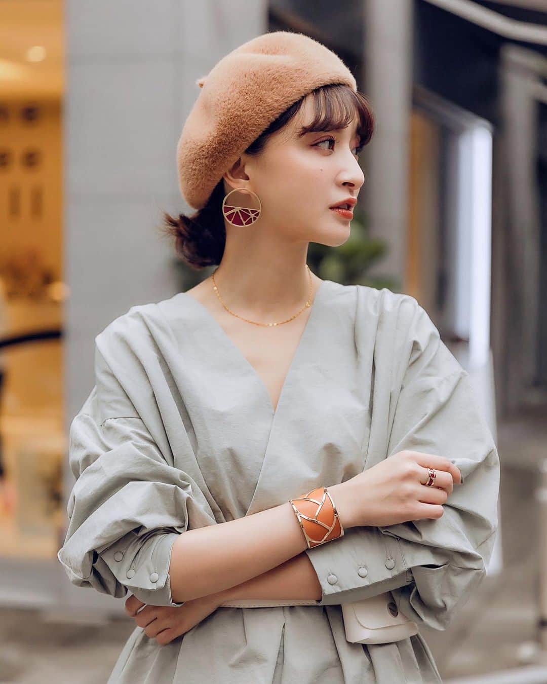 Kerinaさんのインスタグラム写真 - (KerinaInstagram)「. 在買衣服或飾品的時候 如果發現是可以雙面穿或多種穿法 就會覺得很划算🤣 現在做品牌也滿愛採用這樣的設計 例如我身上的紗裙就是雙面穿唷😁  身上戴的飾品是來自法國的 @lesgeorgettes_byaltesse  很常在歐美的雜誌看到這個品牌的飾品曝光 剛開始看覺得好像有點中性是不是不好搭 到櫃位試戴之後才知道它的皮革 可以依照搭配換面，等於買到兩色耶～ 而且越戴越喜歡❤  很滿意今天自己搭配的look  在微風南山有櫃唷！ 想買的話記得有妞粉絲折扣碼：Ker09  #LesGeorgettesLovers #蕾香榭 #微風南山」12月11日 15時25分 - kerina_hsueh