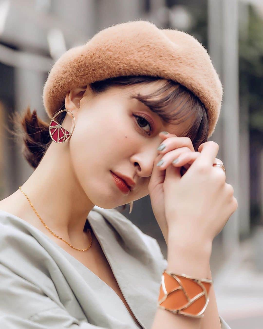 Kerinaさんのインスタグラム写真 - (KerinaInstagram)「. 在買衣服或飾品的時候 如果發現是可以雙面穿或多種穿法 就會覺得很划算🤣 現在做品牌也滿愛採用這樣的設計 例如我身上的紗裙就是雙面穿唷😁  身上戴的飾品是來自法國的 @lesgeorgettes_byaltesse  很常在歐美的雜誌看到這個品牌的飾品曝光 剛開始看覺得好像有點中性是不是不好搭 到櫃位試戴之後才知道它的皮革 可以依照搭配換面，等於買到兩色耶～ 而且越戴越喜歡❤  很滿意今天自己搭配的look  在微風南山有櫃唷！ 想買的話記得有妞粉絲折扣碼：Ker09  #LesGeorgettesLovers #蕾香榭 #微風南山」12月11日 15時25分 - kerina_hsueh