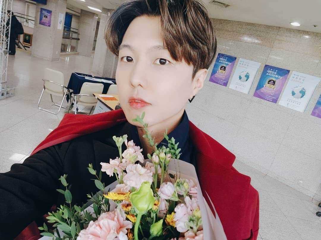 E.coさんのインスタグラム写真 - (E.coInstagram)「#누에보 #NUEVO #올해 #2019 #대한민국 #소비자만족대상 #패션브랜드 부분 #최우수상 국회 헌정 기념관에서 받구 왔슴돠 ㅇㅅㅇ 내년에도 잘부탁드리고 누에보 자사 브랜드 #NUEVOPERRO #누에보페로 #반려동물 #브랜드 도 곧 오픈 시작하니 많이 많이 기대해주세요!! 어렸을 때 못 받은 상 올해 몰아서 받는거 같네 ㄷㄷㄷ」12月11日 15時32分 - e.co_jun