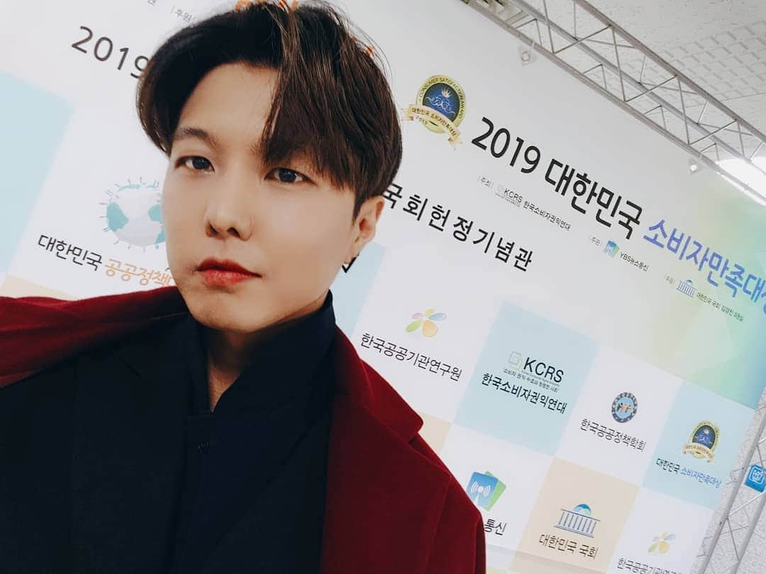 E.coさんのインスタグラム写真 - (E.coInstagram)「#누에보 #NUEVO #올해 #2019 #대한민국 #소비자만족대상 #패션브랜드 부분 #최우수상 국회 헌정 기념관에서 받구 왔슴돠 ㅇㅅㅇ 내년에도 잘부탁드리고 누에보 자사 브랜드 #NUEVOPERRO #누에보페로 #반려동물 #브랜드 도 곧 오픈 시작하니 많이 많이 기대해주세요!! 어렸을 때 못 받은 상 올해 몰아서 받는거 같네 ㄷㄷㄷ」12月11日 15時32分 - e.co_jun