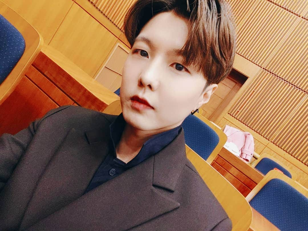 E.coさんのインスタグラム写真 - (E.coInstagram)「#누에보 #NUEVO #올해 #2019 #대한민국 #소비자만족대상 #패션브랜드 부분 #최우수상 국회 헌정 기념관에서 받구 왔슴돠 ㅇㅅㅇ 내년에도 잘부탁드리고 누에보 자사 브랜드 #NUEVOPERRO #누에보페로 #반려동물 #브랜드 도 곧 오픈 시작하니 많이 많이 기대해주세요!! 어렸을 때 못 받은 상 올해 몰아서 받는거 같네 ㄷㄷㄷ」12月11日 15時32分 - e.co_jun