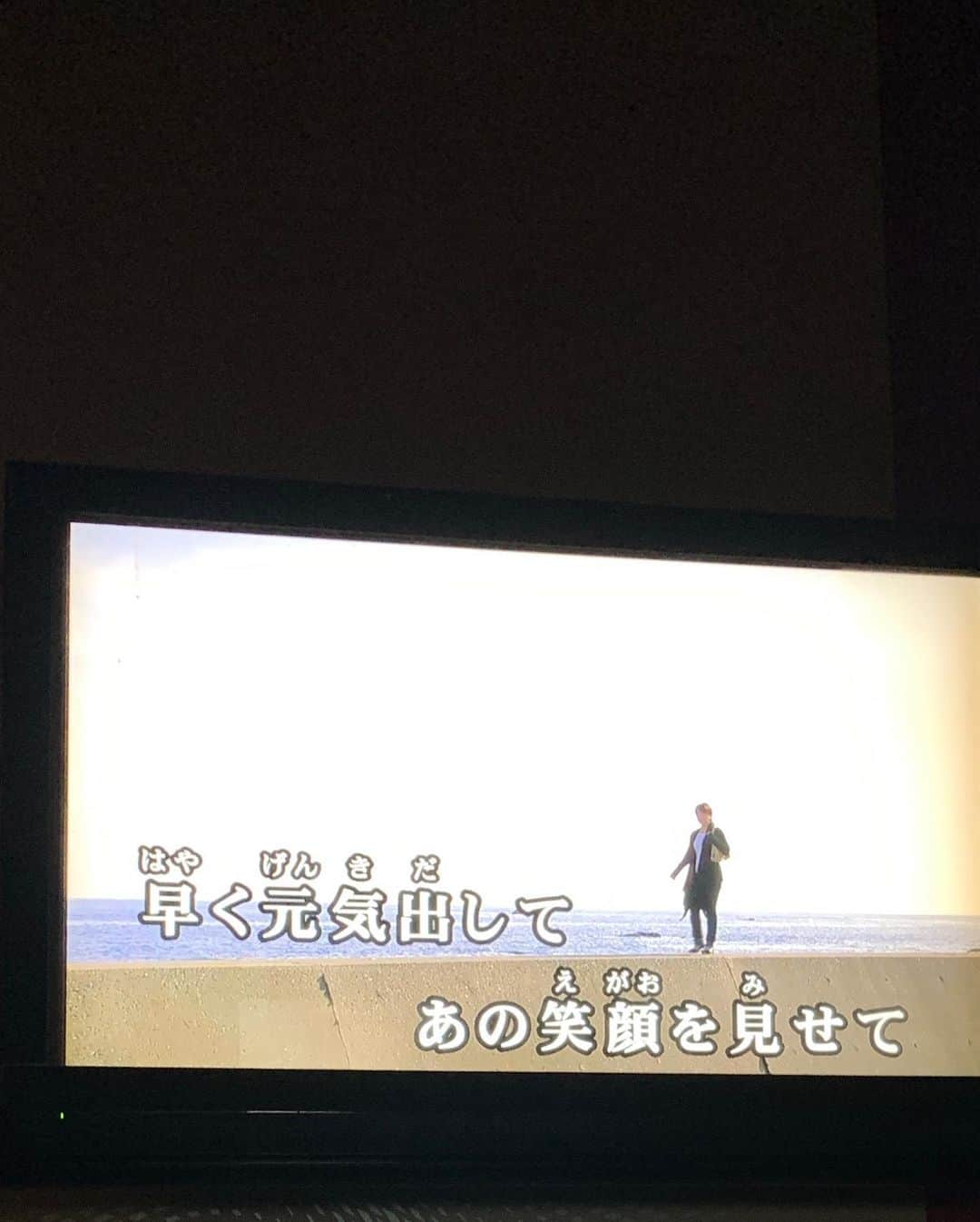 手島優さんのインスタグラム写真 - (手島優Instagram)「ストーリーズに書いてた  落ち込んでるアイツ。 そうです、察した方もいらっしゃると思いますがコイツです。笑 　@12345yoko  ヨーコちゃん！  彼女のTwitterの文面から引くほど落ち込んでいる事を察しまして…  この人かなり気持ちを溜め込むタイプなのですが…  あれ💦これは普通ではない！ いかんっっ。 ε=ε=ε=ε=ε=ε=┌(;￣◇￣)┘💦と思い…重度の心配性な手島なもんで…お家の近くまで行って呼び出しました。そしたら来てくれました。。✌️ で……来た瞬間号泣ね。 良いんです。良いんです。それで良いんです。悔しいんですもの。  人にもよるけど、、気持ちが暗くなってる時は誰かと会って、 今の思いを吐き出す。って事も大事なのではないかと思っています。  ヨーコちゃんはお上品な人なので暴言とかはもちろん言わないけど、、 少しは発散してもらえたようで良かった。  カラオケも行ったけど歌詞が暗くないやつをチョイス🎤 ヨーコちゃんは替え歌メドレー炸裂面白かったです。笑  ヨーコちゃん❤️ THE W決勝本当にお疲れ様でした❗️ 結果は本当に本当に悔しいけど……これからの 123⭐︎45の活躍に期待でしかないのです🌈✨ これからも応援させてください📣  #ヨーコちゃん #12345 #みんなも応援よろしくお願いします #ネタ本当に面白いの　#大好き #なんだその替え歌　#ダサくて最高でした　#本人は切ない曲も歌ってました　#なぜ失恋ソング　#まあ　#良い曲だけど　#ヨーコの18番」12月11日 15時38分 - tejimayuu0827