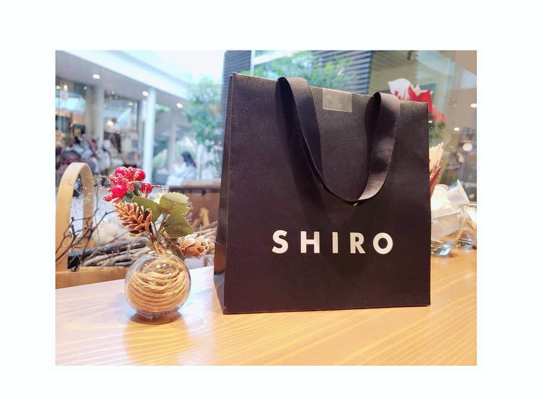 本田珠規のインスタグラム：「【Shiro】のホワイトリリーの香り大好き🍀  清潔感溢れる香り😌  この香り日本人で嫌いな人はいないという噂👼  #shiro #ホワイトリリー#スキンケアからメイクまでいろいろあるよね#清潔感#良い香り#酒かす入り @shiro_japan」