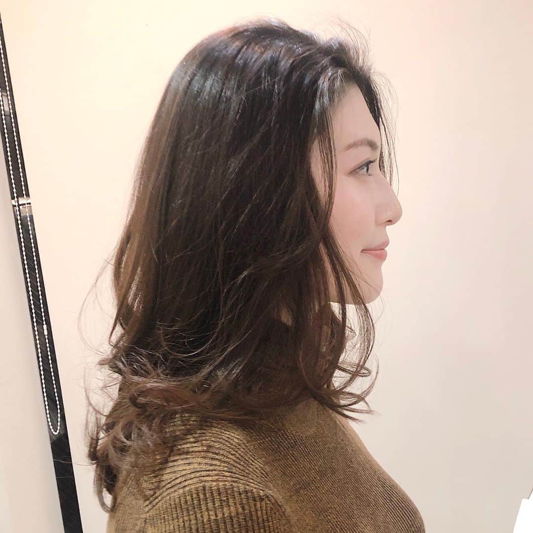 櫻井麻美のインスタグラム：「先日イオン結合でカシミヤのようななめらかな髪質をつくるトリートメント"aphia connect"を体験してきました🤗 ・ @cosmeブログの方でも体験レポを書いています♪髪を芯から健康にしたい方、是非ご覧ください✨ ・ #amatora #カシミヤ質感アフィコネ  #さらっとまとまるaphia  #トリートメント #ACQUA表参道店 #小村順子 さんにしていただきました✨ #髪下ろせるようになった😆 #千絵に前髪の流れが絶妙と言われた🥳 #時差投稿  @amatora_pr」