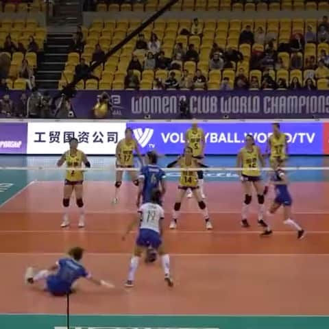 タチアナ・コシェレワのインスタグラム：「when someone asks me what i learned new in China? play in defense of the head))) each time is getting better and better😂  thank you dear @daherthaisa for your exact hit💥🤣」