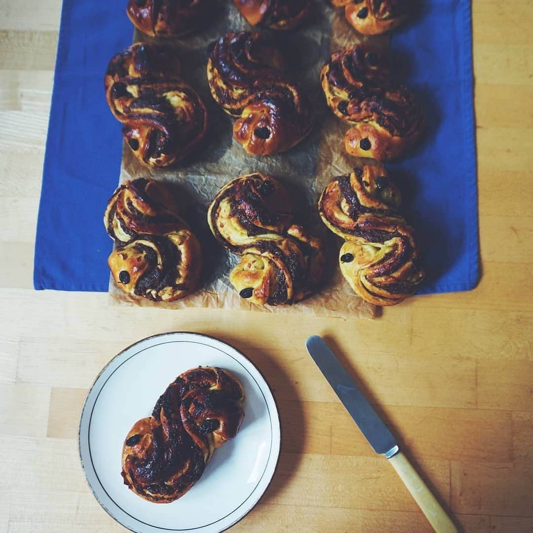 レイチェル・クーさんのインスタグラム写真 - (レイチェル・クーInstagram)「Have you started perfecting your Swedish buns for St Lucia's Day on 13 December? 😋 Looks like @alicethroughtheyear has the technique down pat ✔️Recipe for my saffron-infused St Lucia buns in #TheLittleSwedishKitchen cookbook👉 click the Link in bio to get the book⁠⠀ .⁠⠀ .⁠⠀ .⁠⠀ .⁠⠀ .⁠⠀ .⁠⠀ .⁠⠀ #Rachelkhoo #RachelkhooRecipe #Sweden #Recipe #Swedishfood #LittleSwedishKitchen #MySwedishKitchen #baking #buns #swedishbuns #lucia #StLucia⁠⠀」12月11日 16時01分 - rachelkhooks