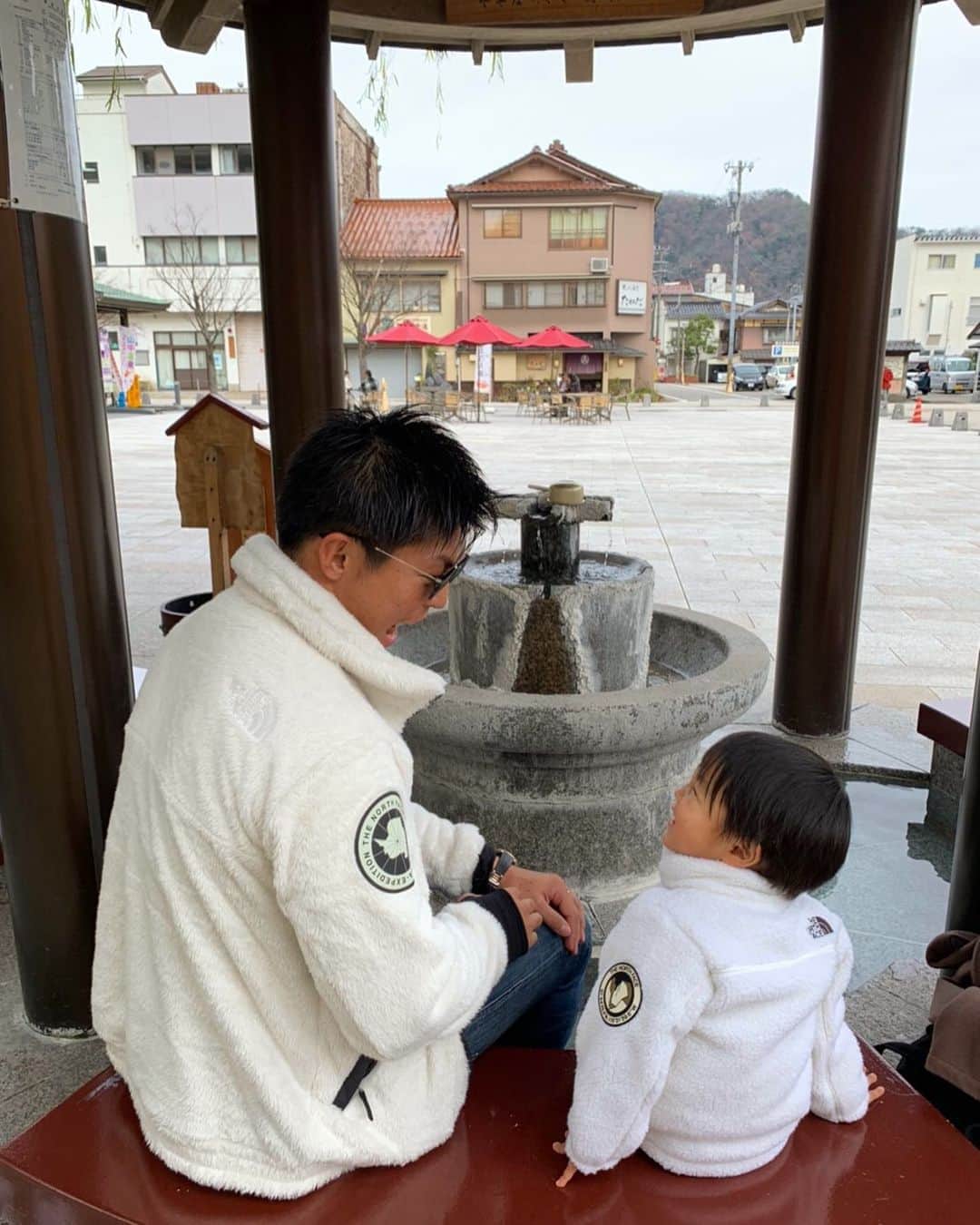 渡部太基のインスタグラム：「. 足湯♨️👨‍❤️‍👨 #northface #antarcticaversaloftjacket  #rimofreecejacket #アンタークティカバーサロフトジャケット #リモフリースジャケット #northface親子 #わたべんちのれおうくん #山中温泉 #山中温泉ゆげ街道 #足湯 #家族旅行 #誕生日旅行」