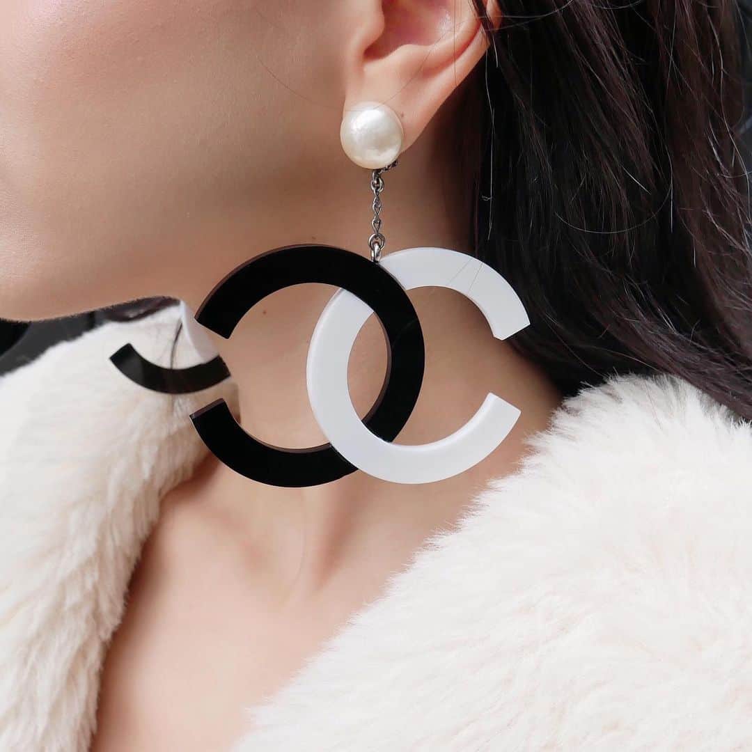 Vintage Brand Boutique AMOREさんのインスタグラム写真 - (Vintage Brand Boutique AMOREInstagram)「SOLD OUT❣️❣️Vintage Chanel plastic Earrings From 1996.▶︎Free Shipping Worldwide✈️ ≫≫≫ DM for more information 📩 info@amorevintagetokyo.com #AMOREvintage #AMORETOKYO #tokyo #Omotesando #Aoyama #harajuku #vintage #vintageshop #ヴィンテージ #ヴィンテージショップ #アモーレ #アモーレトーキョー #表参道 #青山 #原宿#東京 #chanel #chanelvintage #vintagechanel #ヴィンテージ #シャネル #ヴィンテージシャネル #amoreomotesando #アモーレ表参道」12月11日 16時20分 - amore_tokyo