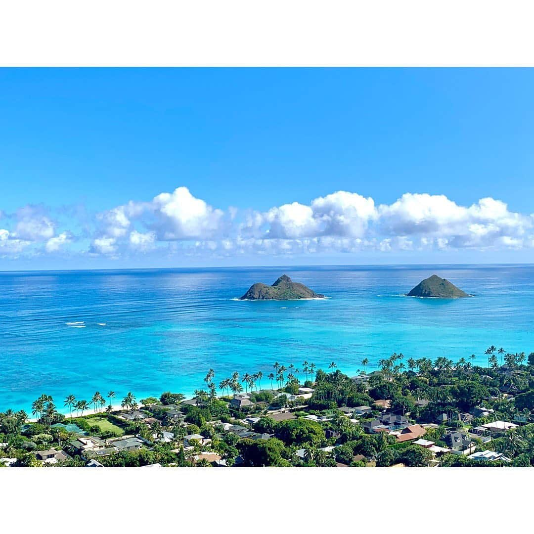 中田奈沙さんのインスタグラム写真 - (中田奈沙Instagram)「Pillbox Hike⛰ 7年ぶり？くらいのピルボックス✨ 上からの絶景を絶対見るべきと @yuki_nakada1013 を強制的に 登らせる姉😛 山って登る時はきついけど、 頂上からの景色を見ると そんな辛さも吹っ飛ぶような 景色と爽快感が得られるから やめられない❤️ * #奈沙旅inhawaii * * #lanikai #hawaii #oahu #pillbox #lanikaipillbox #hiking #trail #hike #hikingtrail #me #sisters #climbing #superview #beach #lanikaibeach #ラニカイ #ハワイ #オアフ島 #ハイキング #ラニカイピルボックス #ピルボックス #登山 #絶景 #中田奈沙 #中田有紀 #中田姉妹 #中田スターズ #ラニカイビーチ #ビーチ」12月11日 16時21分 - nasa_nakada