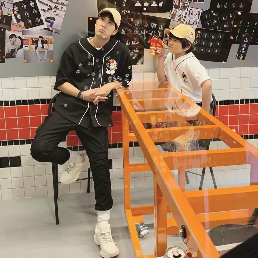 キム・ジソクのインスタグラム：「오랜만에 만난 우리 필구는, 어느새  스웩 넘치는 시크보이 강훈이로 돌아와 있었다!!🔥🤩👍🏻 #이제아빠말고 #형이라불러주겠니#아무래도무리겠니 #시상식때만나자#영원한나의필구👨‍👦」
