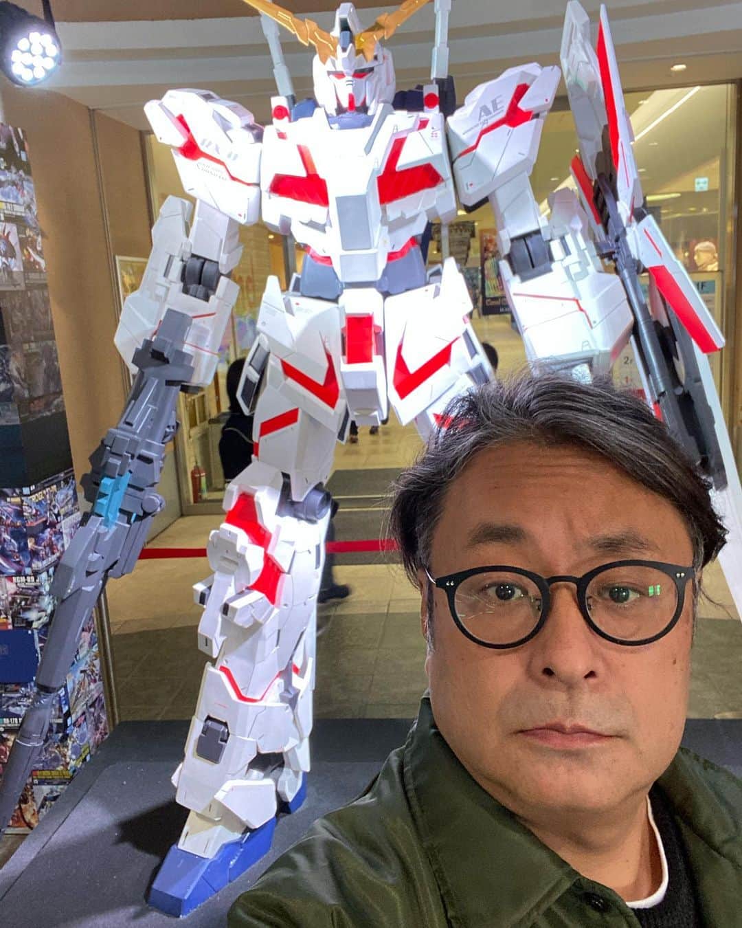 栗田善太郎のインスタグラム：「キャナルシティ博多にオープンしたTHE GUNDAM BASE FUKUOKAにやっと行って来ました！小学生の頃に自転車に乗って模型屋回ってた頃の復刻プラモや、最新、限定物まで話が尽きない、、、40年ぶりに老眼と闘いながら最新のRX-78-2を作ってみようと思います！！ #thegundambasefukuoka」