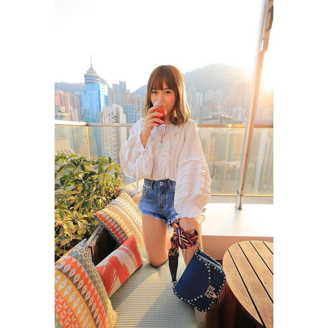 Miss Hunnyのインスタグラム：「睇嚟好多人都唔知道， 我講嘅fresh cake係乜嘢…… 係潔廁塊呀！ 係咁將我尋日杯嘢降級做李施德林🤣🤣 算數，我今日飲血加冰😤  Hair make | Rick (9637 1903) Photo by | @szetosifu」