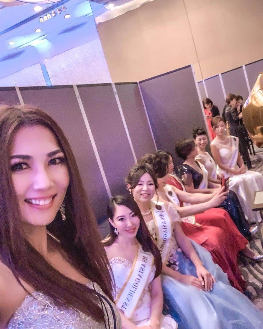 浅井香葉子さんのインスタグラム写真 - (浅井香葉子Instagram)「「ASIA GOLDEN STAR 女性企業家コンテスト2019」✨﻿ ﻿ 知性と教養を兼ね備えた﻿ "女性企業家の為の"コンテスト✨﻿ ﻿ コンテスト指導を担当させて頂き﻿ 無事に終えました✨﻿ ﻿ ランウェイウォーキングから﻿ スピーチの審査があり﻿ ﻿ 個々のビジネスが﻿ 社会に貢献していく思いを聞き﻿ ﻿ それぞれの使命﻿ それぞれの役割があって﻿ 世界の未来が幸せに包まれるんだと﻿ ﻿ 改めてこのコンテストに携われた事に﻿ 感謝いたします﻿ ﻿ 受賞された皆さま﻿ おめでとうございます🎊﻿ ﻿ 来年2月の世界大会も﻿ 応援しています✨﻿ ﻿ . ___________★_____________________﻿ 「在り方・歩き方・美しい動きの魅せ方」で﻿ あなたの存在そのものを輝きにする﻿ ﻿「Life Shift Walking」﻿﻿ ﻿ 👠レッスンのご依頼は @asaikayoko ﻿ プロフィールURLから・またはDM下さい﻿ ﻿ 👠公式LINE@﻿ ID検索@asaikayokoworld﻿ ﻿ #asiagoldenstaraward #asiagoldenstarcntest #アジアゴールデンスターアワード #アジアゴールデンスターコンテスト #アジアゴールデンスタークィンカレッジ #女性企業家 #ミセスコンテスト対策 #ミセスコンテスト #ミセスコンテスト世界大会 #浅井香葉子 #ウォーキング講師 #ウォーキング講師浅井香葉子 #ライフシフトウォーキング #女性企業家コンテスト」12月11日 16時15分 - asaikayoko