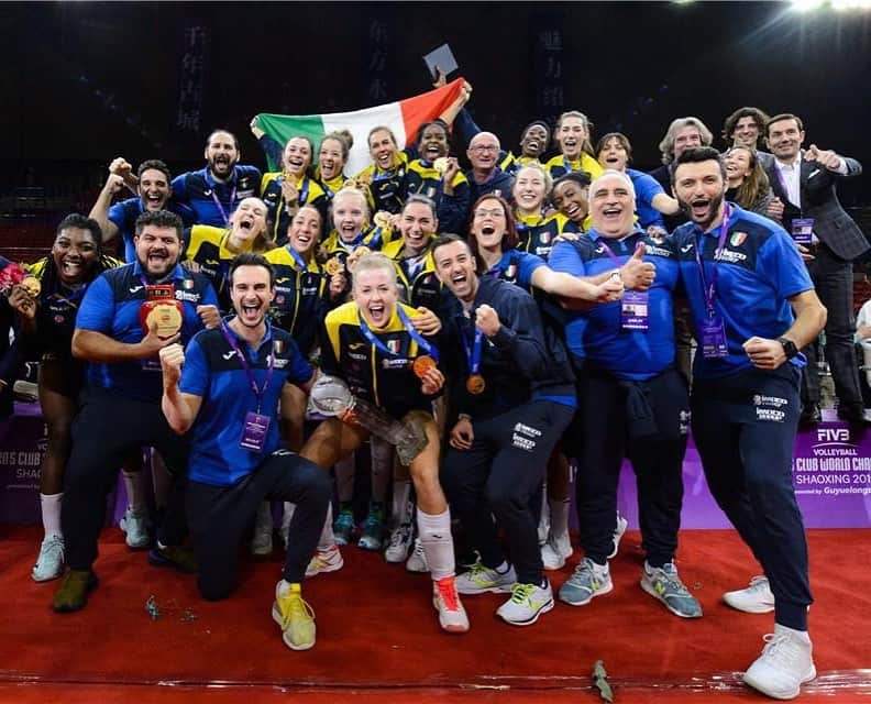 キンバリー・ヒルのインスタグラム：「Letting the dust settle and realizing holy crap we’re WORLD CHAMPIONS!!!! So proud to play for @imocovolley」