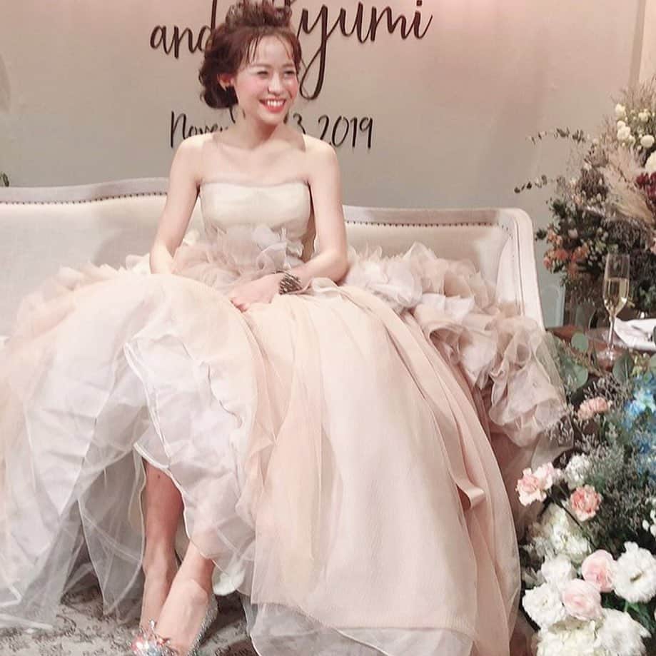 のインスタグラム：「. ====================== #みんなのウェディング をつけてお写真を投稿してください📸💕 素敵な投稿は記事内や公式IGで ご紹介させていただきます♡ ====================== . お色直しのドレスは、#verawang の#ヌードヘイリー をチョイスした花嫁さん👰💕 ． ドレスの美しさが全面に出ている、披露宴後のお写真が素敵すぎます😭 . 髪型はメイクさんのオススメで、おでこ出しスタイルに☺️💓 . 普段コンプレックに思っていた、おでこでしたが、メイクさんの魔法にかかってこんなにも美しく✨ . 結婚式を通して新たな魅力も発見できたかもしれませんね…💐💓 . #jimmychoo のシンデレラシューズもドレスとの相性バッチリ👌✨ですね❣️ . 結婚式は、トータルコーディネート💒 . 会場の雰囲気、ドレス、装飾、テーマなどバランス良くが大切です😌💓 . とはいえ❣️悩みすぎず、肩の力を抜いて結婚式準備を楽しんでくださいね🐰 . . . @a_t_wd さんのpicを ご紹介させていただきました 👰🏻🤵🏻💒✨ ありがとうございます 😊💕 . . . **************************************** 結婚式準備に役立つ情報毎日更新中🎉 詳しくはプロフィールリンク🔗をcheck❣️ . . 👉結婚式場の口コミや本当の費用明細は 《みんなのウェディングTOP》へ💓 . 👉結婚式準備に役立つアイデアは 《みんなのウェディングの記事を読む》へ💓 . 👉「こんなときみんなはどうしたの？😢」 みんなに意見やアドバイスをもらいたい花嫁さんは 《花コミュ》へ💓 . . ****************************************. . . #プレ花嫁 #結婚準備 #結婚 #ブライダル #卒花 #卒花嫁 #結婚準備 #2020冬婚 #2020春婚 #2019夏婚 #2019秋婚 #大人婚  #大人花嫁  #ドレス選び #ドレス迷子 #ウェディングドレス #👗 #ベラウォン #インポートドレス #ジミーチュウ #ブライダルシューズ #シンデレラシューズ #trunkbyshotogallery #trunk花嫁」
