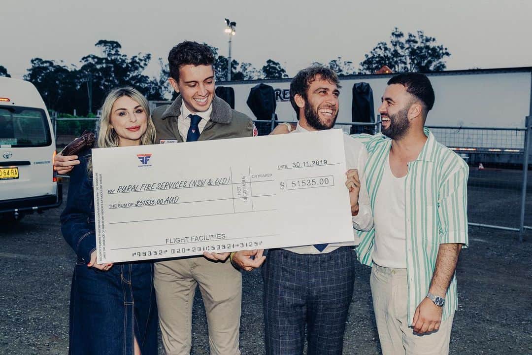 のインスタグラム：「With the fires still burning across Australia, our hearts go out to those on the front line fighting to try contain the blaze. It’s been almost 3 weeks since you guys helped raise over 50K for the Rural Fire Services. We couldn’t help ourselves in getting a giant novelty cheque to thank everybody who made this happen, and most of all, to thank the Rural Fire Services for their contribution to our safety. Everyone needs to work to fix this including you and I, to the people who run our various counties.」