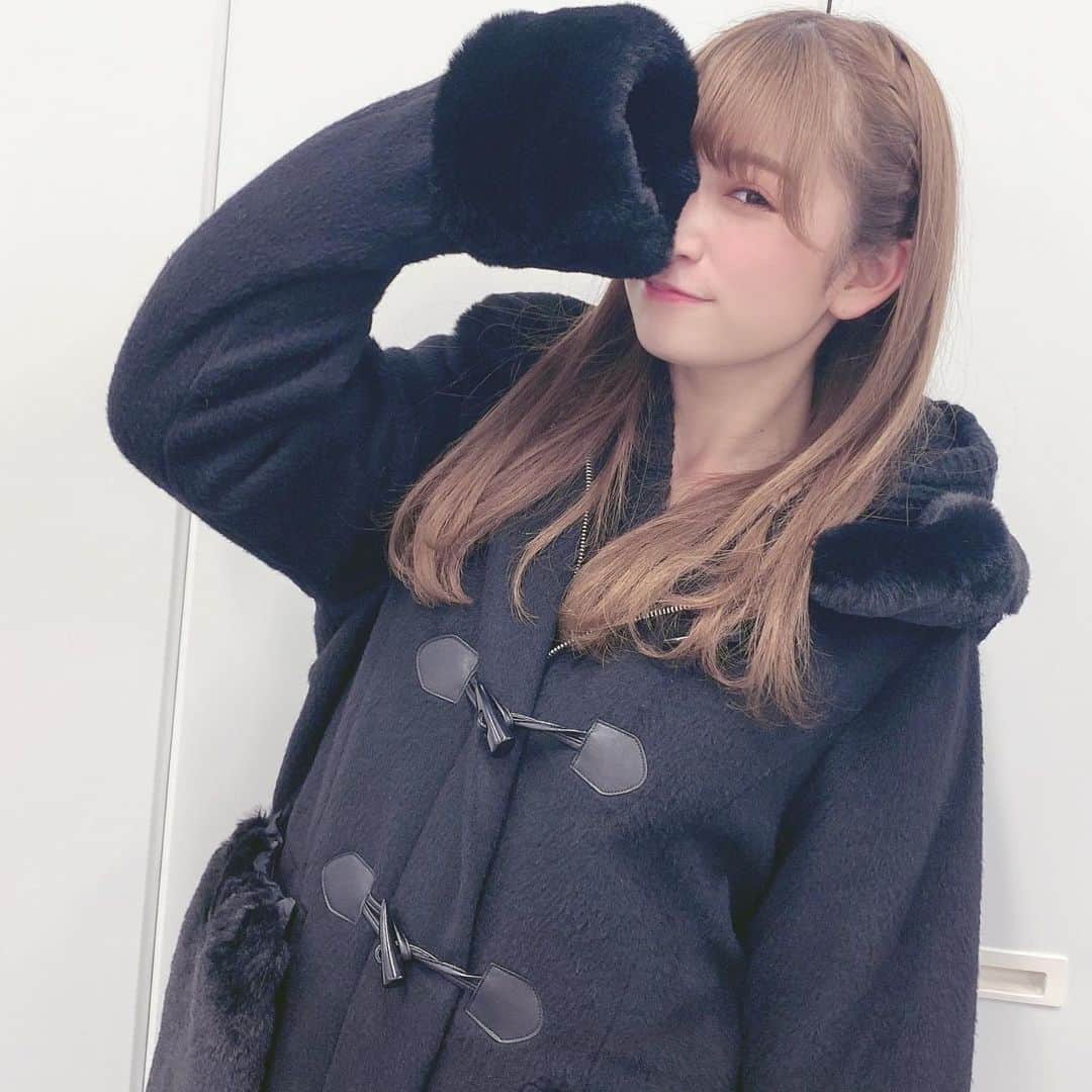 吉田朱里さんのインスタグラム写真 - (吉田朱里Instagram)「ダッフルコートぬくぬく☃️☃️ フードと袖とポッケのファーは 取り外し可能なのー🤍🤍 . 中に大きめのニット着てても 窮屈じゃないゆったり感最高😆 . #amiuuwink #あみゅこーで #ダッフルコート」12月11日 16時35分 - _yoshida_akari