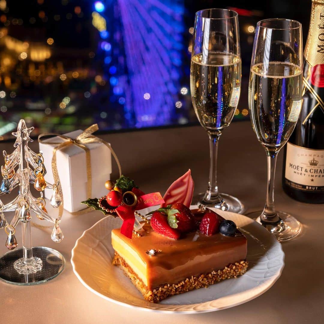 のインスタグラム：「クリスマスが待ち遠しい12月。🎄クリスマス気分を盛り上げるクリスマスケーキ🎂とシャンパン🍾付きのご宿泊プランをご紹介します。ケーキはこのプランだけのスペシャル。フランス産チョコレートの濃厚な味わいと、オレンジの爽やかな酸味と香りがマッチした大人の味に仕立てました。12月25日までのご宿泊にご利用いただけます。※シャンパンはノンアルコールに変更できます。  詳細・ご予約はこちらから https://www.interconti.co.jp/yokohama/stay/plan/xmas/  #intercontinentalyokohama #yokohama #minatomirai #stay #christmas #InterContinentalLife  #令和最初のクリスマス #ヨコハマグランドインターコンチネンタルホテル #横浜 #みなとみらい #宿泊」