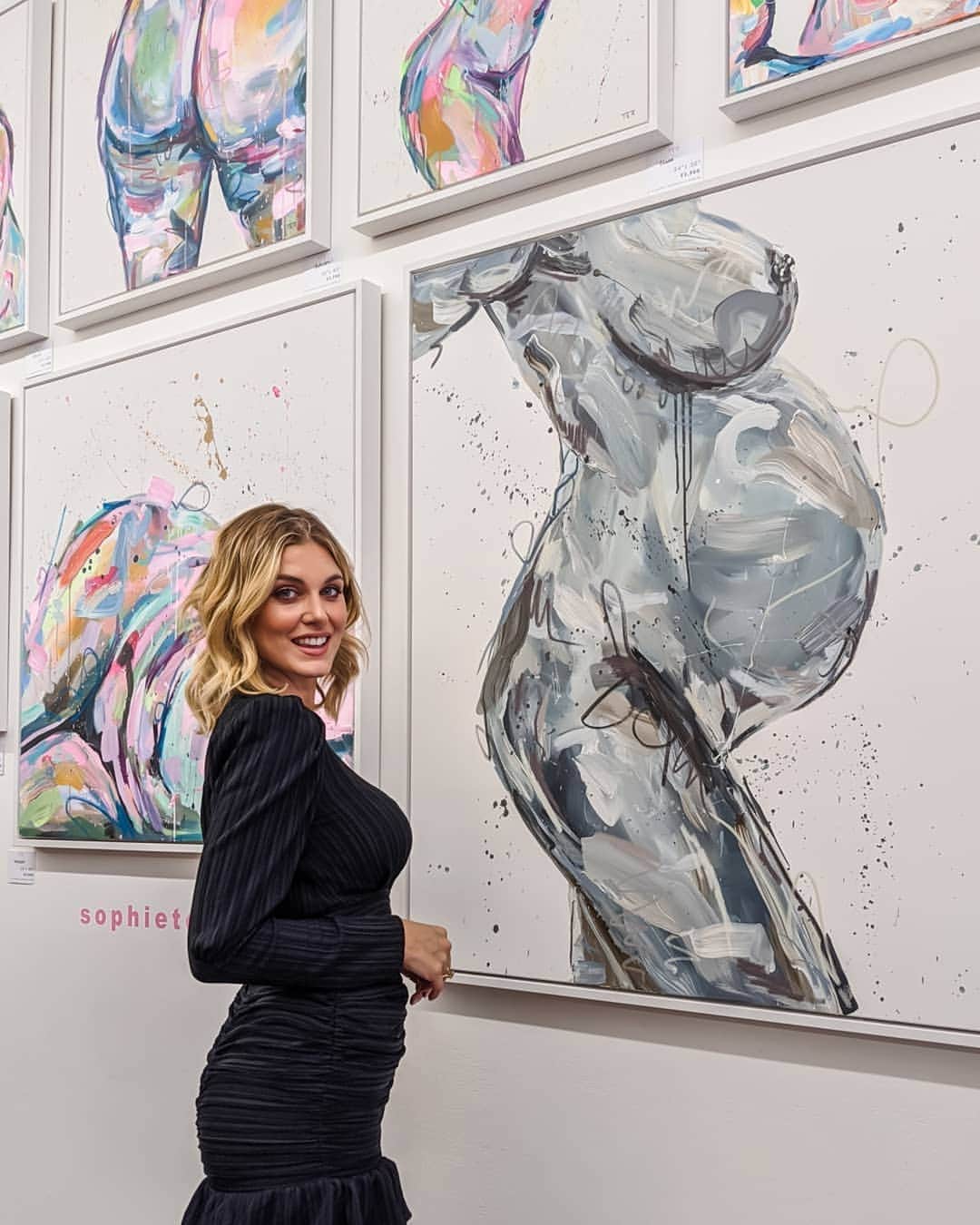 Ashley Jamesさんのインスタグラム写真 - (Ashley JamesInstagram)「Every BODY is a work of art. 🎨 Yesterday I went to the incredibly talented @sophieteaart's #SendNudes exhibition, and it was just the most empowering day. 🥰 Sophie decided she wanted to create a series celebrating the female body and reached out to her female followers asking if anyone would send her photos of their body. The response was overwhelming! Overnight she received over a thousand images, and each came with its own story: stories of women who'd battled breast cancer, had colostomy bags, were carrying children etc. So she created the most incredible nude series and she celebrated the launch of the exhibition yesterday with a nude catwalk. It was amazing to see women of all shapes and sizes shaking their naked tushes with pride and confidence. ❤️ Sophie, thanks for reminding us that all of our bodies are a work of art, and it's all our scars, lumps, and bumps that give us our individual stories and make us unique. ❤️🎨 Congratulations on your exhibition, you absolute legend! 👏👏👏 #BodyConfidence #EveryBODYisbeautiful」12月11日 16時46分 - ashleylouisejames