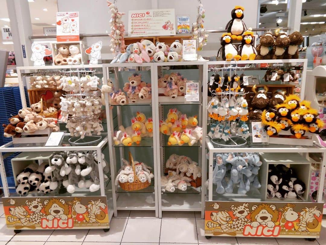 NICI JAPANさんのインスタグラム写真 - (NICI JAPANInstagram)「「PLAZA梅田ヘップファイブ店にNICI大集合！！」 . 今回は、NICIをお取り扱い頂いている素敵な店舗様をご紹介致します！ . PLAZA梅田ヘップファイブ店では、 ビーンバッグ（キーホルダー）をはじめ、フィギュアポーチ、なかなか見かける事のできないぬいぐるみやルームシューズまで、多彩なNICI商品のお取り扱いがございます！ . 中でも特にオススメなのが、次の2シリーズです！ . まずは、幅広い層から圧倒的な人気を誇るラブベア！ . クリスマスプレゼントで悩まれている方。。オススメです！！なんといっても、ふわふわフォルム！うるうるしたつぶらな瞳！目が合った際にはあまりの可愛さにお家にお迎えせざるをえない恐るべき存在です。。！ . ２つ目は、2019年11月のNICI新商品「ウインターシリーズ」！ . ウィンターシリーズという名ですが、色味はどこかほっこり暖かく、優しく包み込んでくれそうな愛すべき子達です。 みんなには、名前がついています。 ・トナカイのレニーハート ・ペンギンのフリジー ・スノーグースのドクター・シュナゲル ・スノーマンのウッデル . あまりの可愛さに思わず名前を呼んでしまいそう。。 実は、NICI達には物語が存在します。 今回のウインターシリーズは、レニーハート、フリジーが、トナカイ達の住む村を守るため、とあるお城を目指す壮大なストーリー！それぞれが勇敢な心と希望をもっているのです。。！涙なしでは語れない。。！？ . 来年は、新しいシリーズが登場するので、気になったら今年ゲットするのをお忘れなく。 . PLAZA梅田ヘップファイブ店のNICIコーナーは12月25日(水)クリスマスまでとなります。 この機会に是非、お店に遊びに来て下さいね☆！ . クリスマス期間以降も、NICIの商品は常時お取り扱いしておりますので、みなさまのお越しをお待ちしております。 . ■店舗概要 PLAZA　梅田ヘップファイブ店 〒530-0017 大阪府大阪市北区角田町5-15 HEP FIVE 4F TEL：06-6130-7631 Open：11:00-21:00 . . #PLAZA #プラザ #大阪 #梅田 #大阪梅田 #HEPFIVE #ヘップファイブ #NICI #ニキ #ドイツ #ぬいぐるみ #winter #ウィンター #LOVE #ラブ #ラブベア #ベア #クリスマス」12月11日 16時40分 - nici_japan