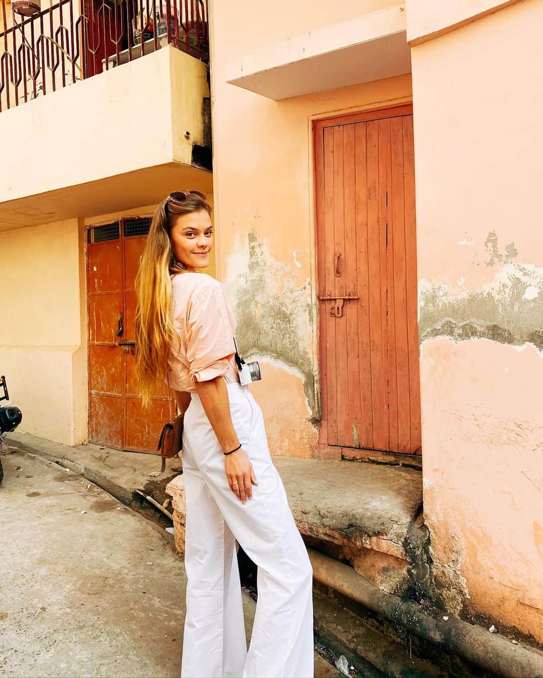 ニーナ・アグダルのインスタグラム：「Day 1️⃣ #India #jodhpur 💙」