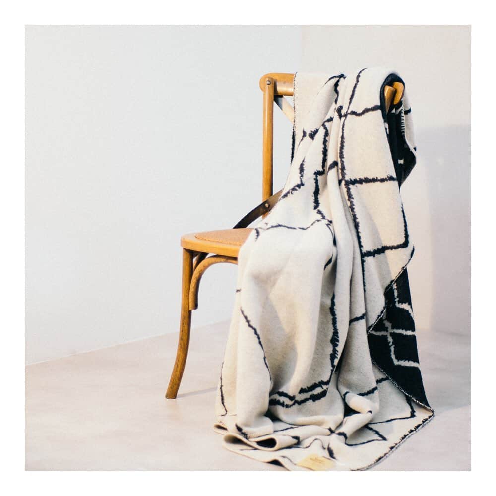 のインスタグラム：「. journal standard Furniture /BENI WOOL BLANKET . モロッコのベニワレンラグをモチーフにしたテキスタイルが冬のインテリアに映えるjournal standard Furnitureの『BENI WOOL BLANKET』。 素材に天然のウールを使い、軽くて暖かいだけでなく、リバーシブル仕様なので様々なシーンで活躍するアイテムです。 #journalstandardfurniture」