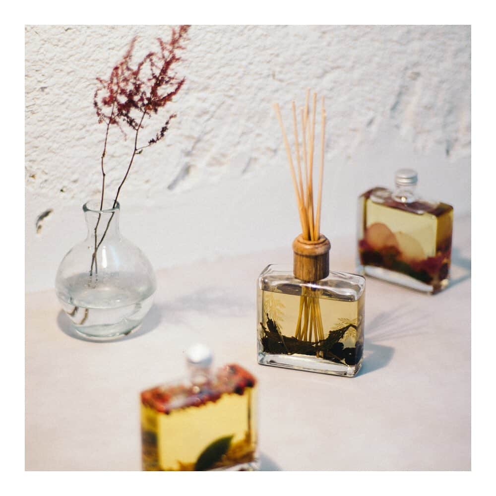 のインスタグラム：「. ROSY RINGS /BOTANICAL REED DIFFUSERS . 大量生産では成しえない洗練された美しい仕上がりの『ROSY RINGS(ロージー リングス)』のボタニカル リード ディフューザー。 豊かな自然の息吹を感じるような、心地よい香りがお部屋いっぱいに広がります。 優雅でうっとりするような豊かな香りは約6～9ヶ月間お楽しみいただけます。 #journalstandardfurniture」