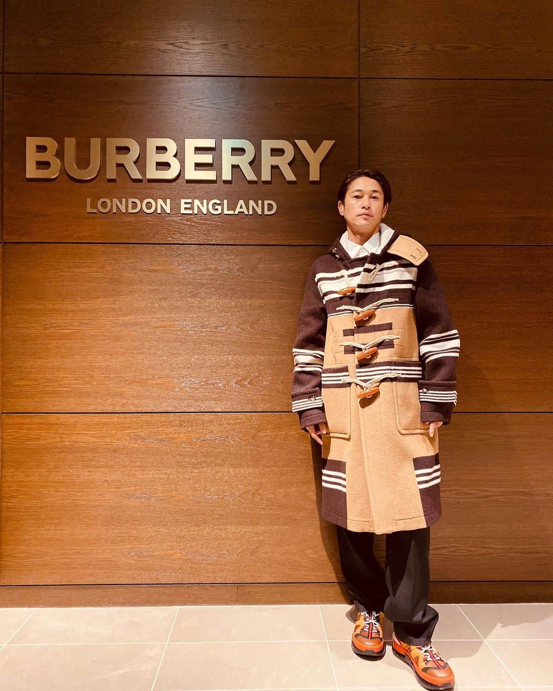 窪塚洋介さんのインスタグラム写真 - (窪塚洋介Instagram)「I went to Ginza and get good coat and shoes of Burberry. then went to Gizan Kato's gallery at Takashimaya. It was amazing wood carving buddha,,, That's for new generation. #burberry #ginza #gizan」12月11日 16時45分 - yosuke_kubozuka
