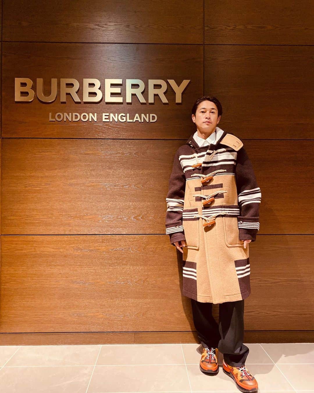 窪塚洋介のインスタグラム：「I went to Ginza and get good coat and shoes of Burberry. then went to Gizan Kato's gallery at Takashimaya. It was amazing wood carving buddha,,, That's for new generation. #burberry #ginza #gizan」