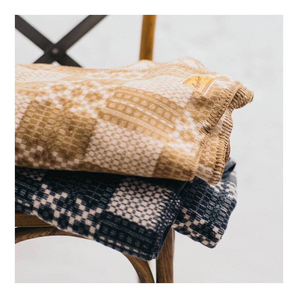 のインスタグラム：「. ACME Furniture/AHS BLANKET OS . 1840-1860年代のアメリカでつくられていたOVERSHOT織りを柄で再現し、古き良き時代のアメリカを感じさせる暖かみ溢れる『ACME HOME SUPPLY』のブランケット。 メイン素材のコットンは滑らかな触り心地と、豊かな吸湿性は、お昼寝タイムに安らぎをプラスしてくれます。 #acmefurniture」