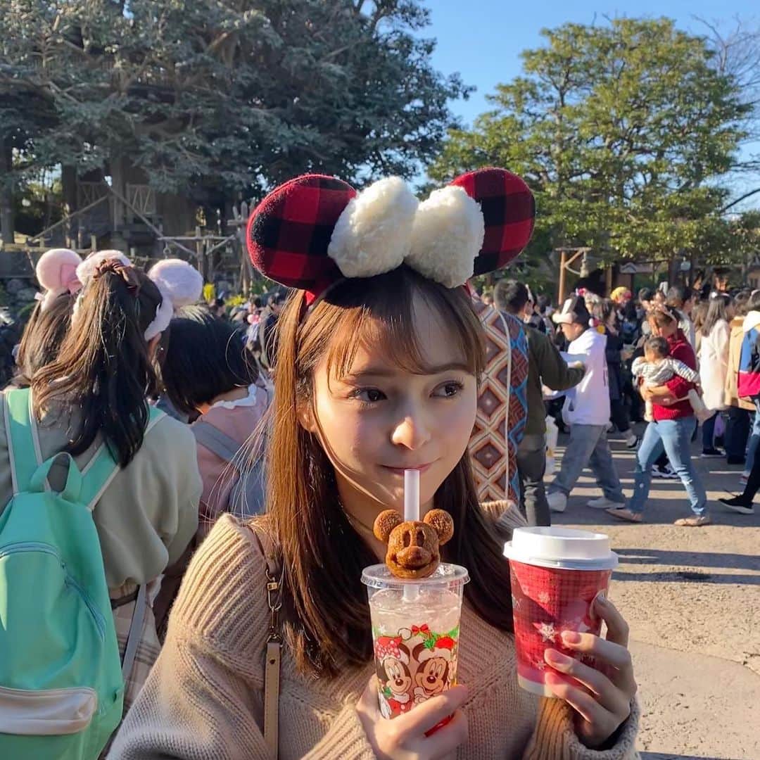 黒口那津のインスタグラム：「ディズニーランドのアップル＆シナモンのホットドリンクが美味しすぎた🥺💓💓💓本物のりんごがゴロゴロ入ってるよ✨✨寒くて暖かいもの飲みたくなったらぜひ買ってみて！🍎」