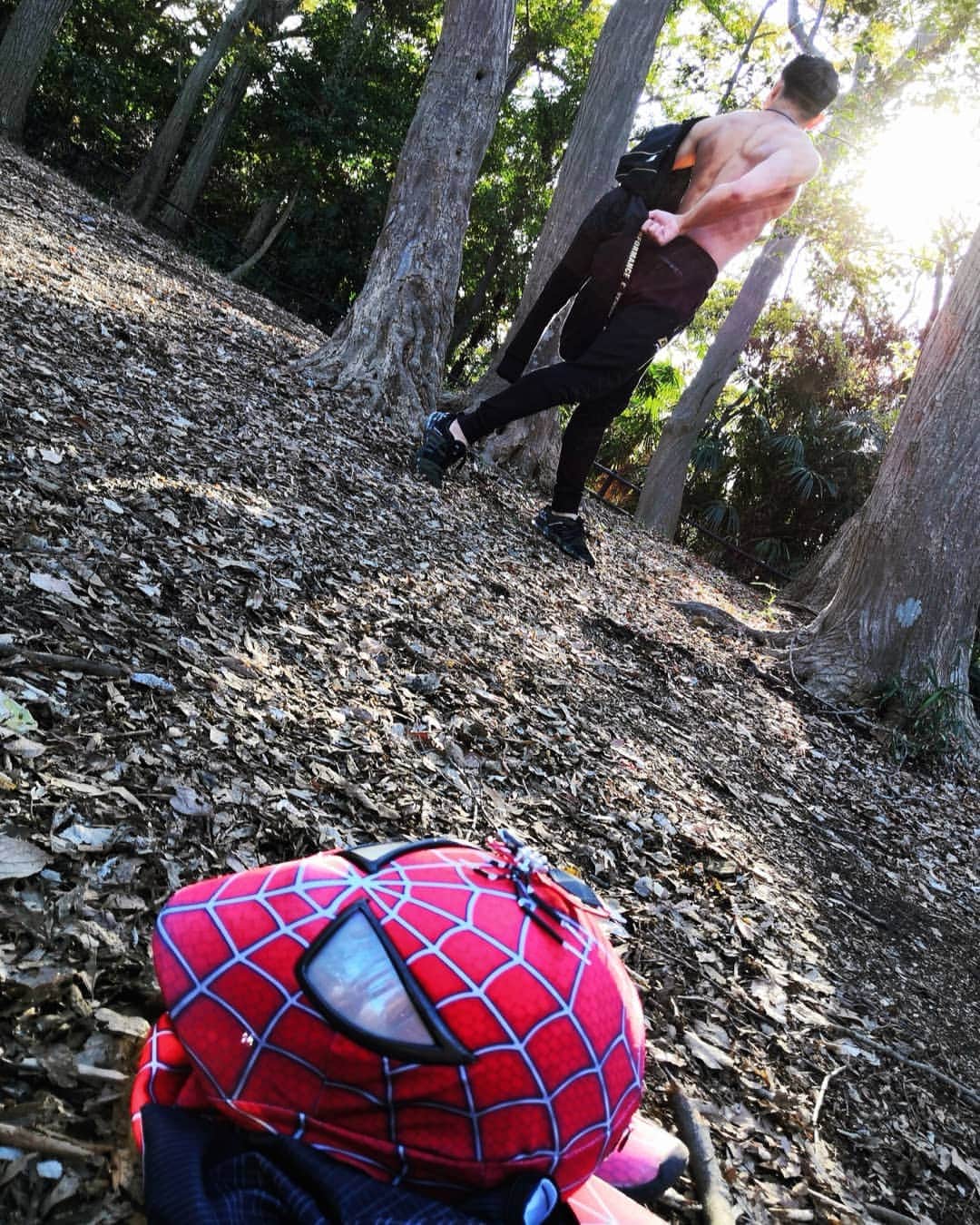 Japanese Spidermanのインスタグラム：「この一年、仕事で全然スパイダーマンになれていない。  来年はもっとハード。  いつ依頼が来てもいいように身体は維持しておきます。  #週末ヒーロー  #スパイダーマン#マーベル#コスプレ#マスク#仕事#クリスマス#spiderman #marvel#cosplay#cos#風景#仕事#独身」