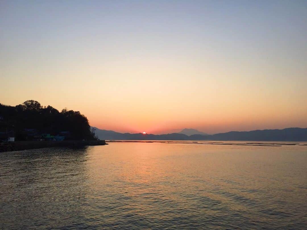 栗原恵さんのインスタグラム写真 - (栗原恵Instagram)「🌰 母から「数分で太陽が沈んだ☺️」 と不意に届いた地元の海の写真🤳 ・ ・ 癒されるなぁ…♡ ・ 今日もいい日でした😊 ・ ・ #母からのline #いつもありがとう」12月11日 17時00分 - megumi_kurihara_official