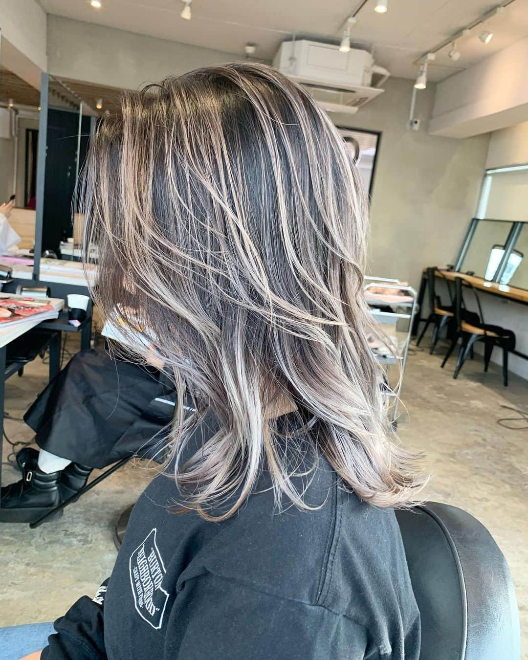 きぬがわひかるさんのインスタグラム写真 - (きぬがわひかるInstagram)「contrast balayage 💫 .  赤みを消しつつ、  暗いところ明るいところでしっかり分けてよりコントラストがきくdesign に　👏✨ . 【ブリーチ剤】 ◉ブリーチ剤：Schwarzkopf_FIBREPLEX @schwarzkopfjapan 【カラー剤】 ◉カラー剤：WELLA_KOLESTON  @wellapro_japan」12月11日 17時01分 - hikaru.kinugawa